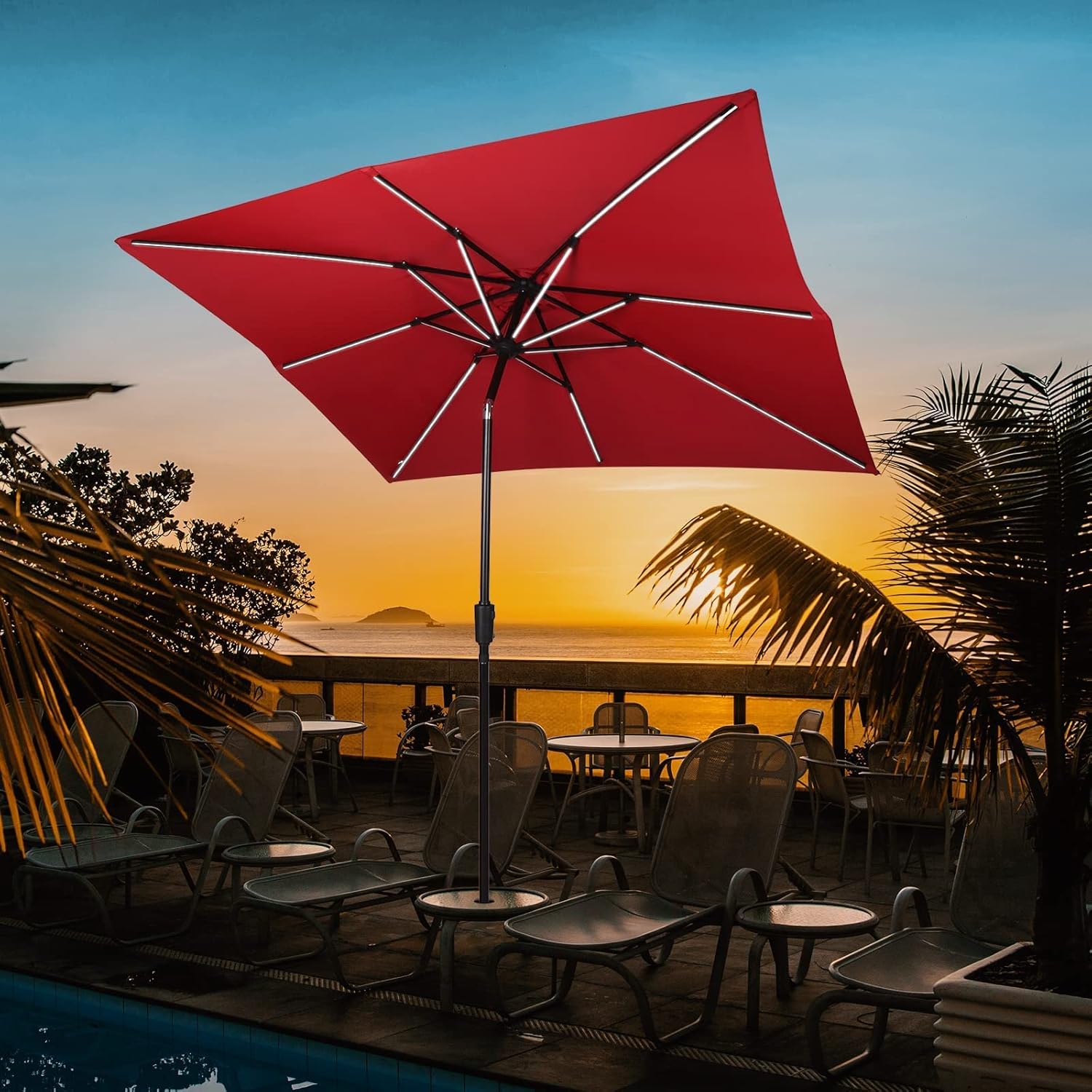 Sombrilla de playa LED roja de 9 pies con 16 barras LED de energía solar, operación de fácil inclinación, marco de aluminio, tela impermeable,