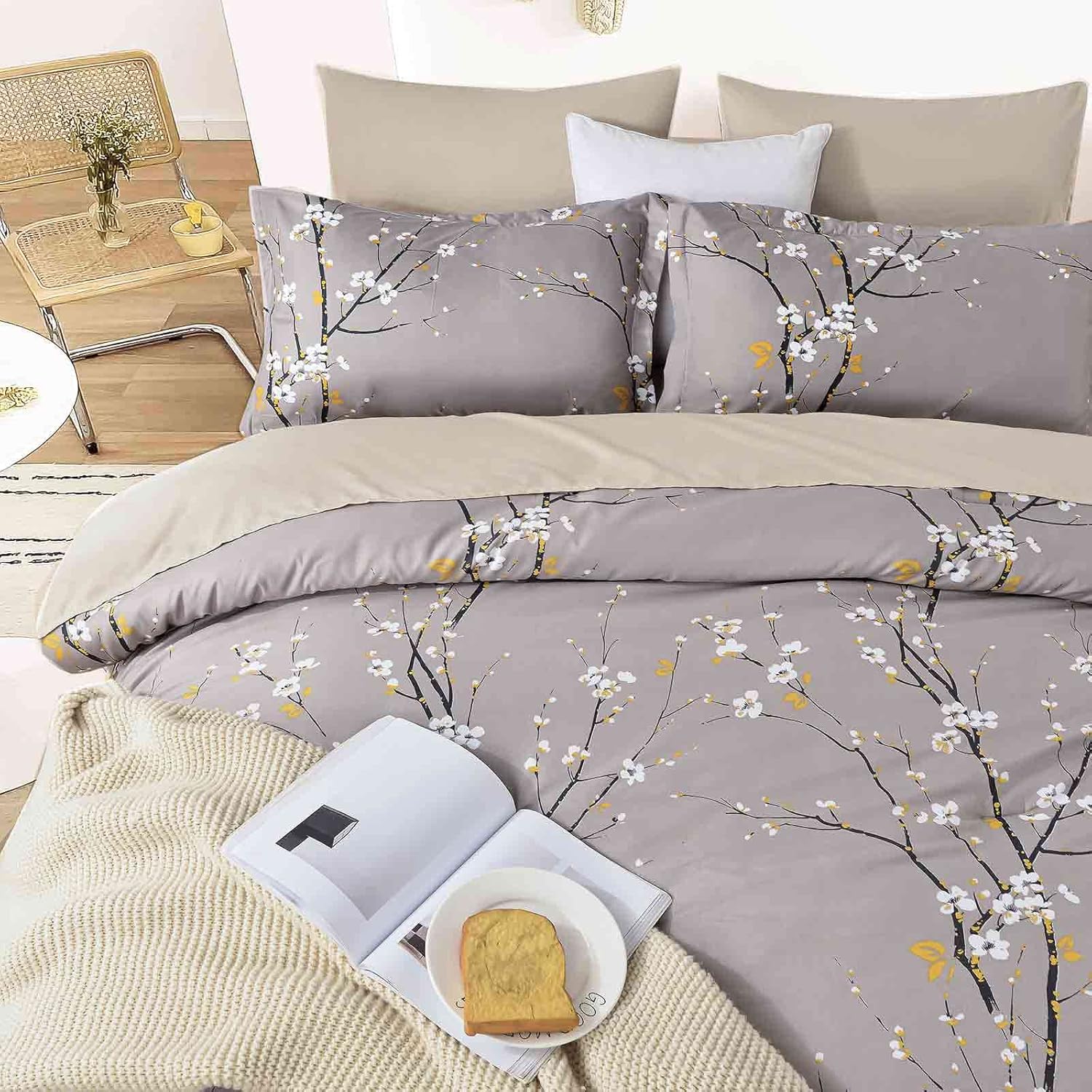 Nanko – Juego de edredón King de 3 piezas de 104 x 90 pulgadas, ropa de cama de microfibra suave con estampado floral gris pastel, edredón acolchado