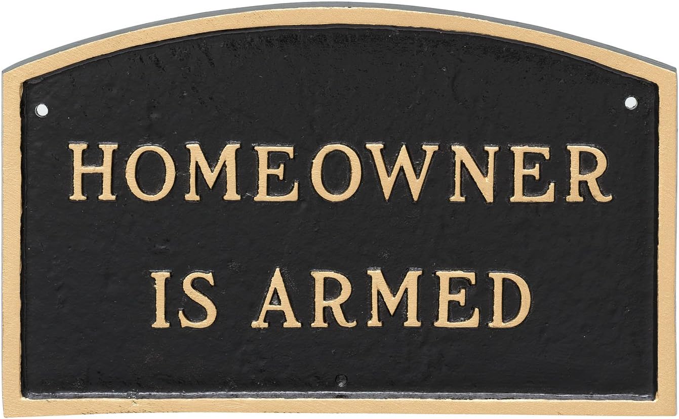 Montague Metal Products Arch Homeowner is Armed Statement – Letrero de placa negra con letras doradas, 5.5 x 9 pulgadas