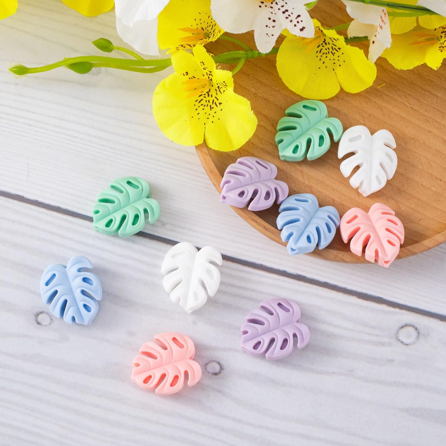 Nuorest 10 cuentas de hoja de silicona coloridas para hacer joyas, cuentas focales de silicona, cuentas en forma de hoja para manualidades,