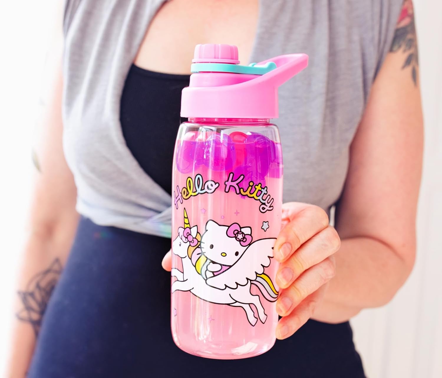 Sanrio Hello Kitty Unicorn Twist Spout – Juego de jarra de agua de plástico y calcomanías para personalizar  Capacidad para 20 onzas