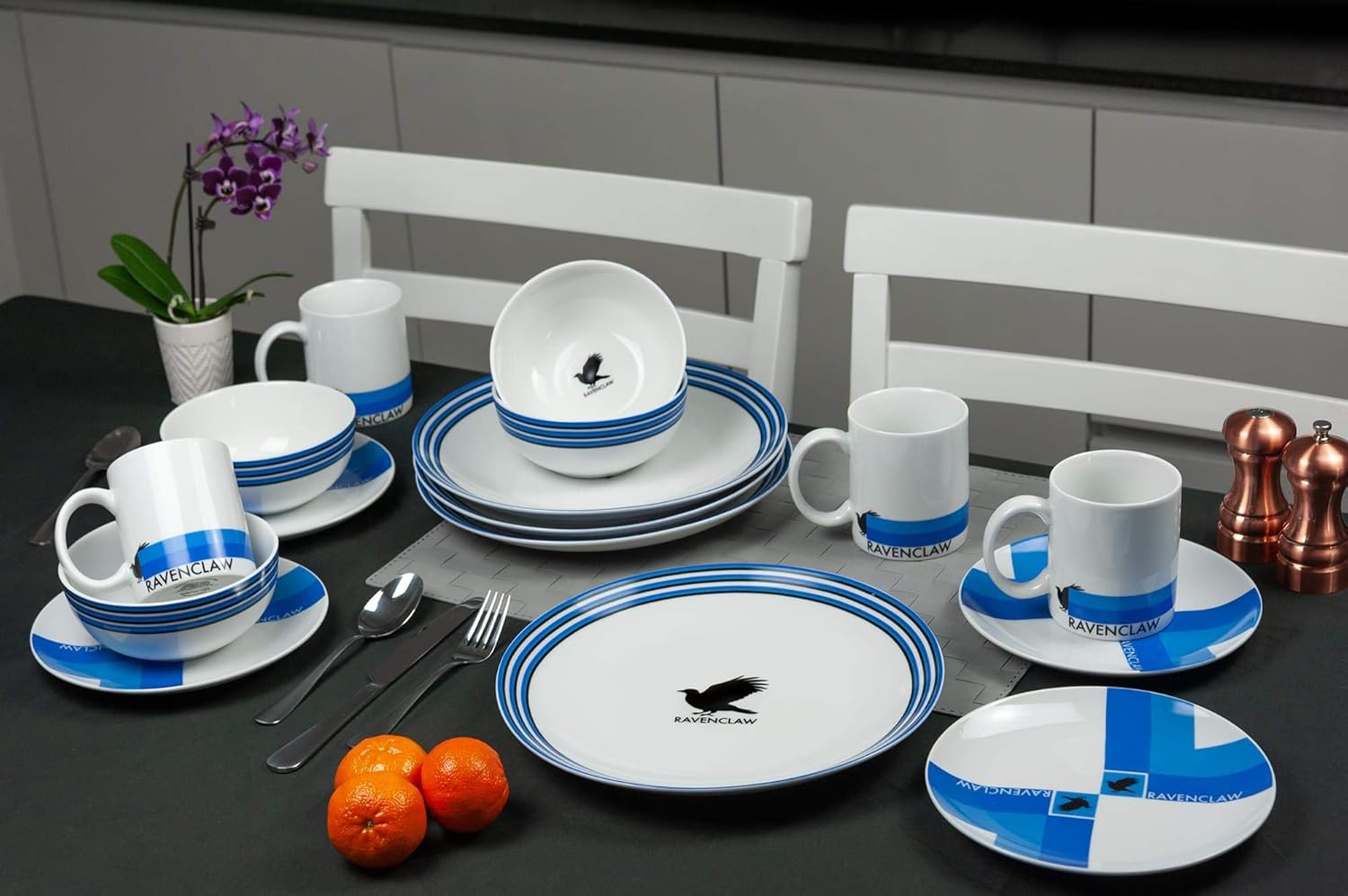 Juego de Vajilla Harry Potter Hogwarts House de Porcelana de 16 piezas – Incluye 4 Platos Comedores, 4 Platos para Ensalada, 4 Tazones y 4 Tazas –