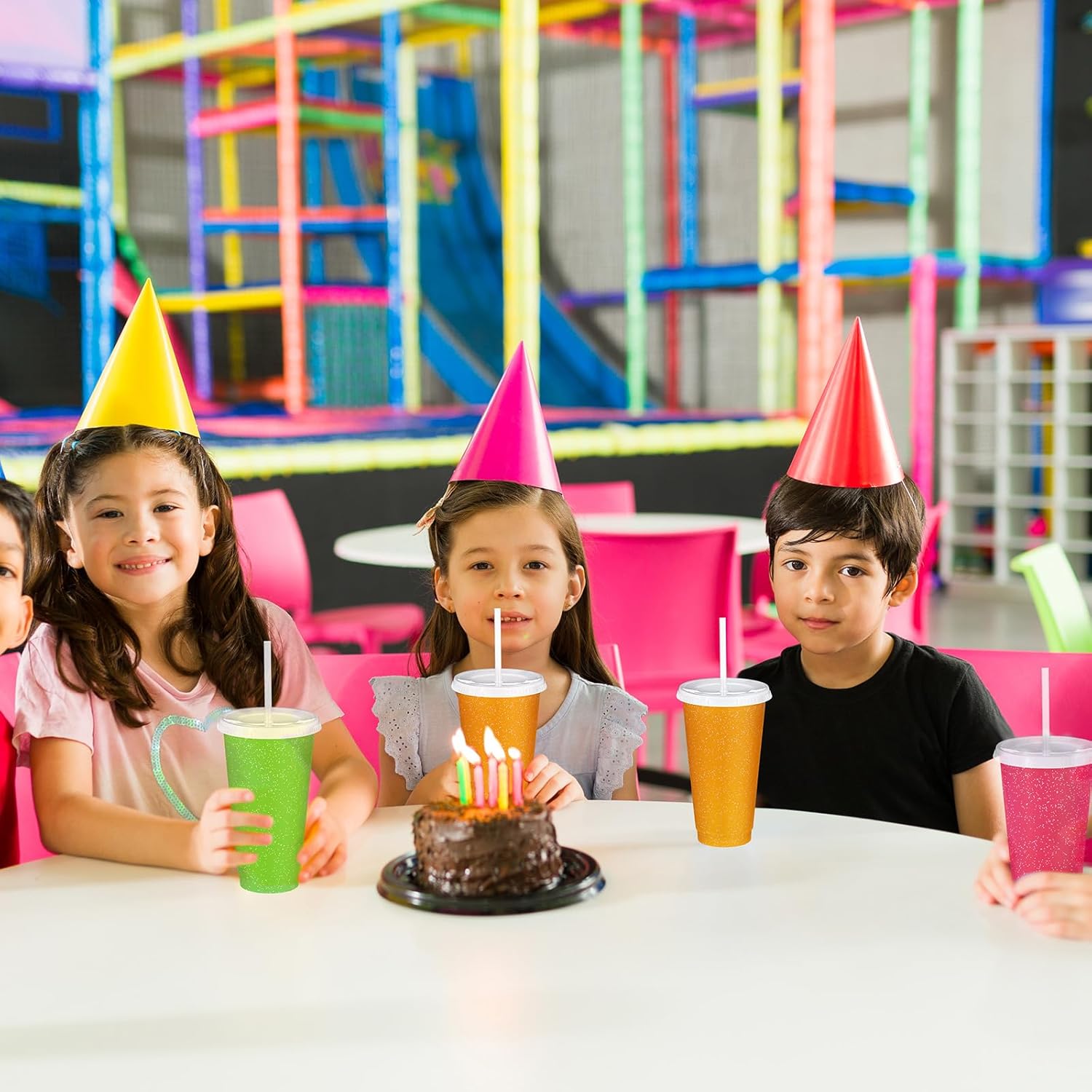 Dandat 24 vasos de plástico con tapa y pajita, vasos reutilizables de 24 onzas, vaso de café helado con purpurina a granel, taza de viaje para niños