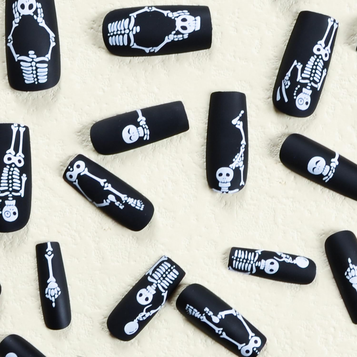 Uñas postizas medianas de Halloween, uñas acrílicas negras, de cobertura completa, con diseños de calavera, para Halloween, con pegamento,