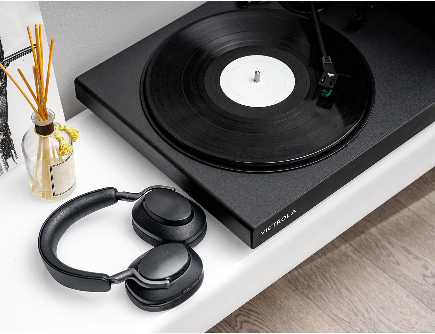 Victrola Reproductor de discos de vinilo negro de alta resolución, cartucho Audio Technica AT-VM95E, conectividad Bluetooth adaptativa aptX, salida