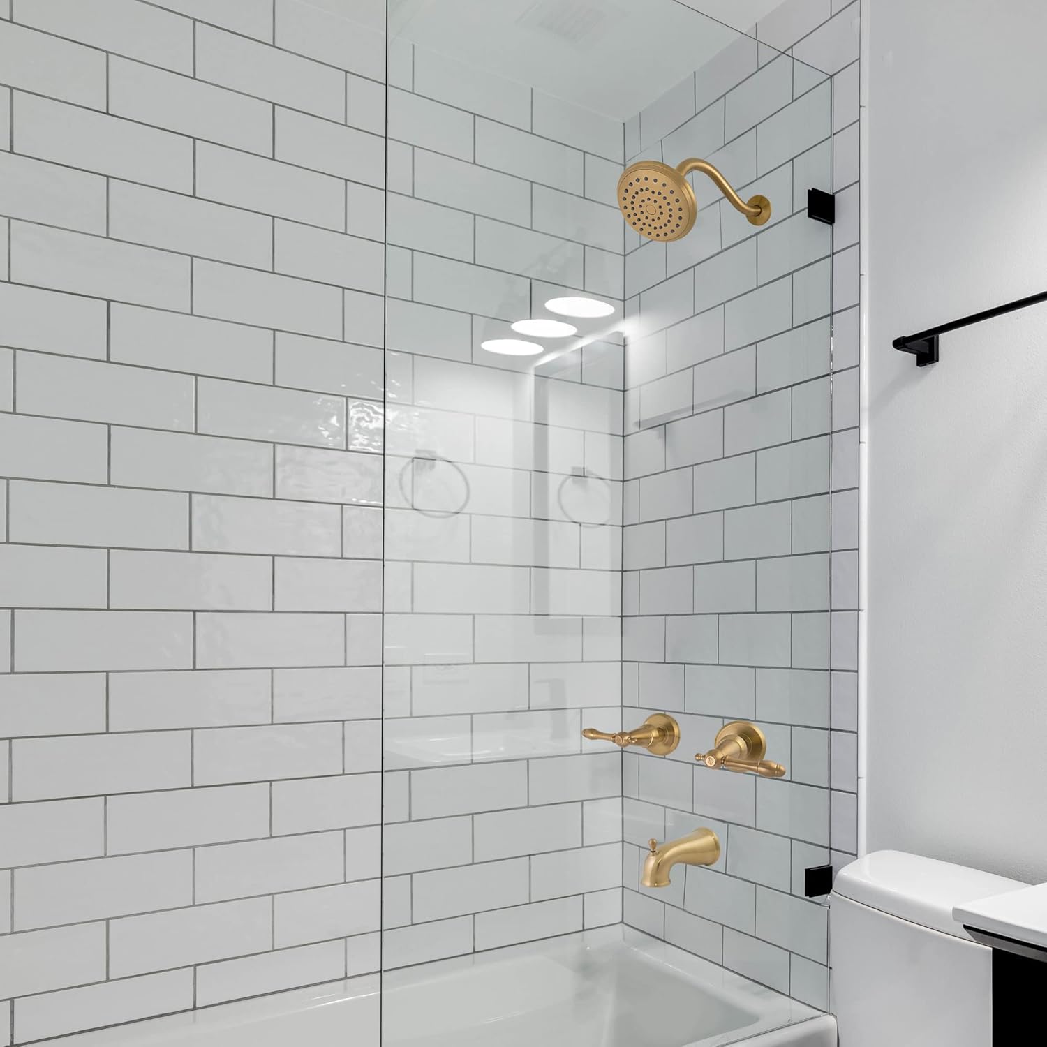 Design House 595728 Oakmont – Molde para bañera y ducha con cabezal de ducha de una sola función, grifo de 2 manijas y válvula, oro cepillado
