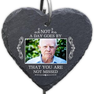 Customizeaf Not A Day Goes By That You Are Not Missed – Pizarra y gancho conmemorativos personalizados para jardín, regalos conmemorativos por la Customizeaf Not A Day Goes By That You Are Not Missed – Pizarra y gancho conmemorativos personalizados para jardín, regalos conmemorativos por la