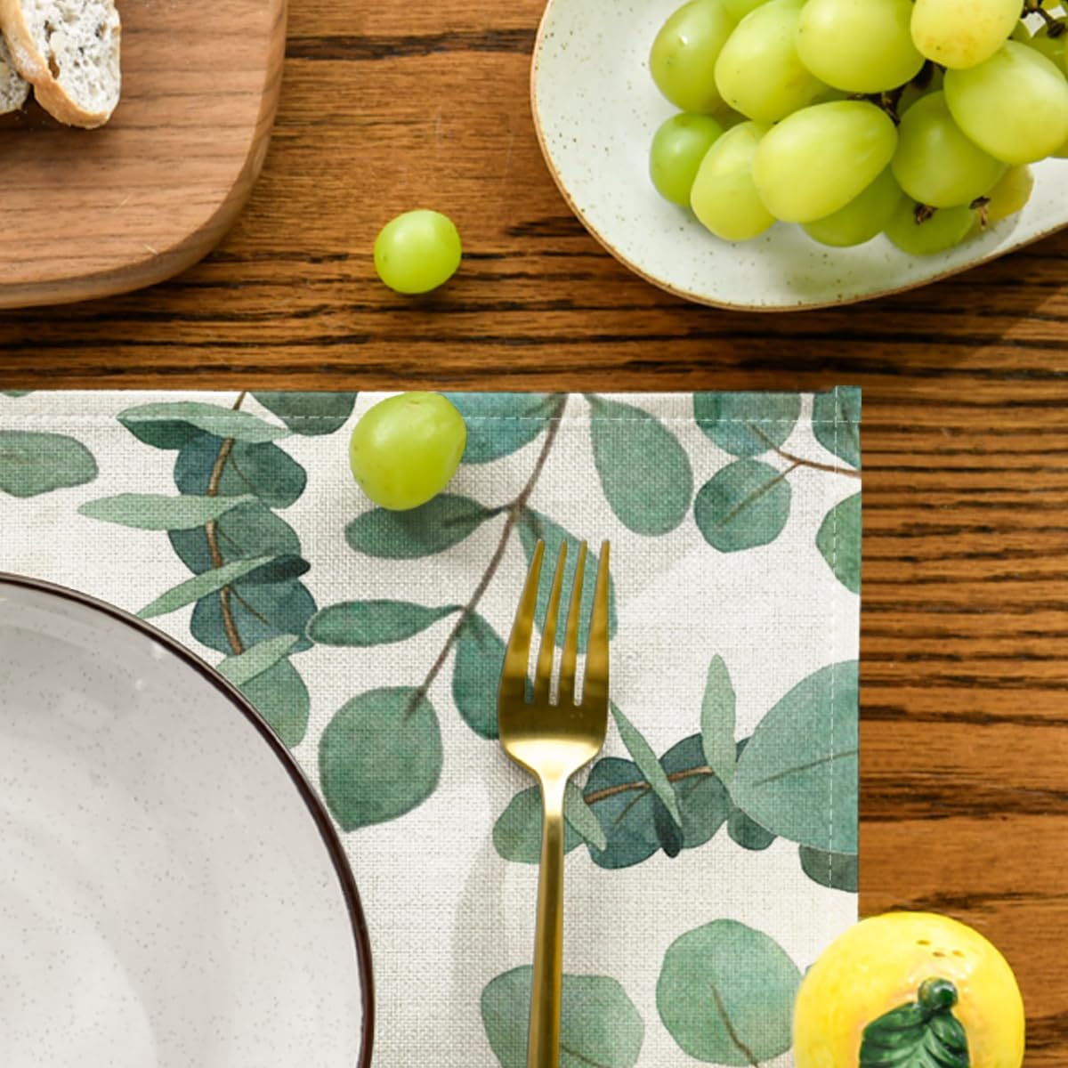 Artoid Mode Manteles individuales de verano con hojas de eucalipto para mesa de comedor, 12 x 18 pulgadas, para primavera, temporada, vacaciones,