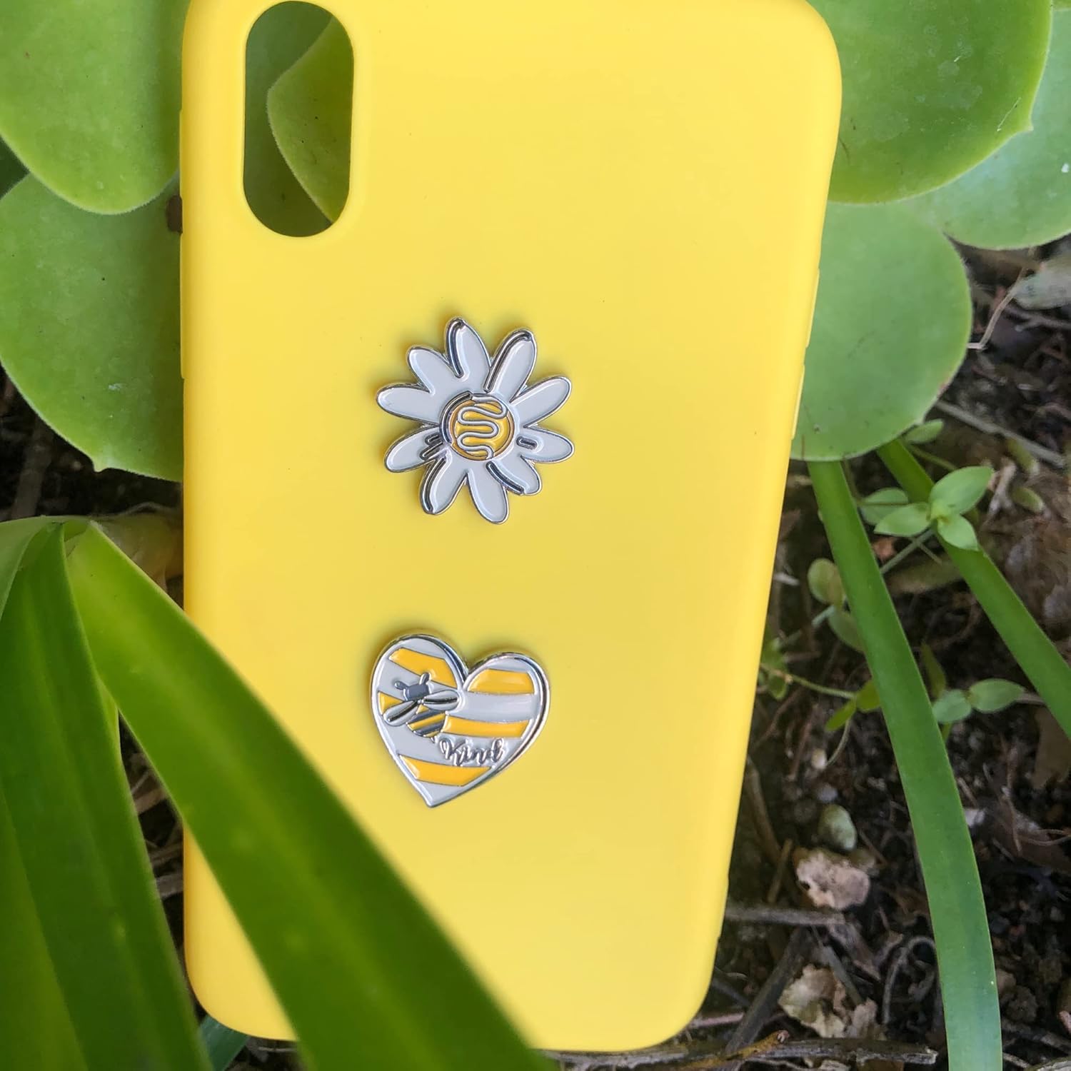 Pegatinas de metal para fundas de teléfonos celulares. Corazón amarillo y flor blanca. Juego de 2 hojas reutilizables y extraíbles sin residuos. Bee
