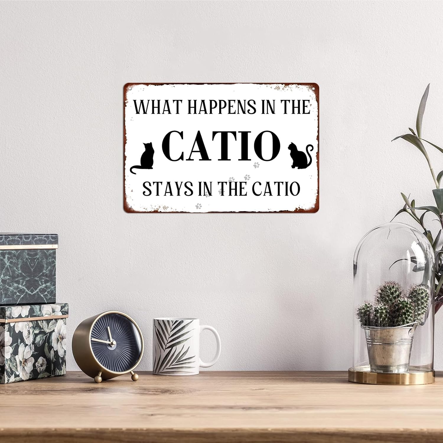 Letrero de metal con texto en inglés Cat Lover What Happens in the Catio Stays in the Catio para decoración de pared de casa de campo, póster