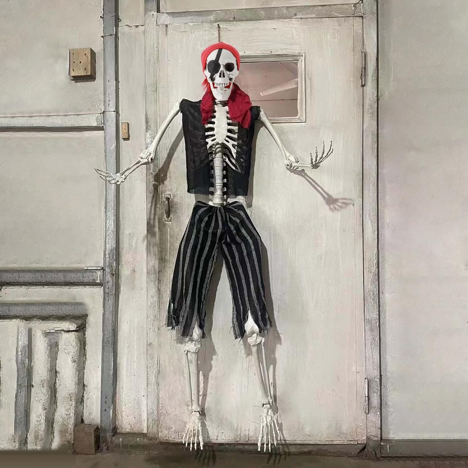 Esqueleto de tamaño real de Halloween, 65.0 in de estilo pirata, accesorios de esqueleto de imitación de 5.4 pies, modelo de esqueleto humano
