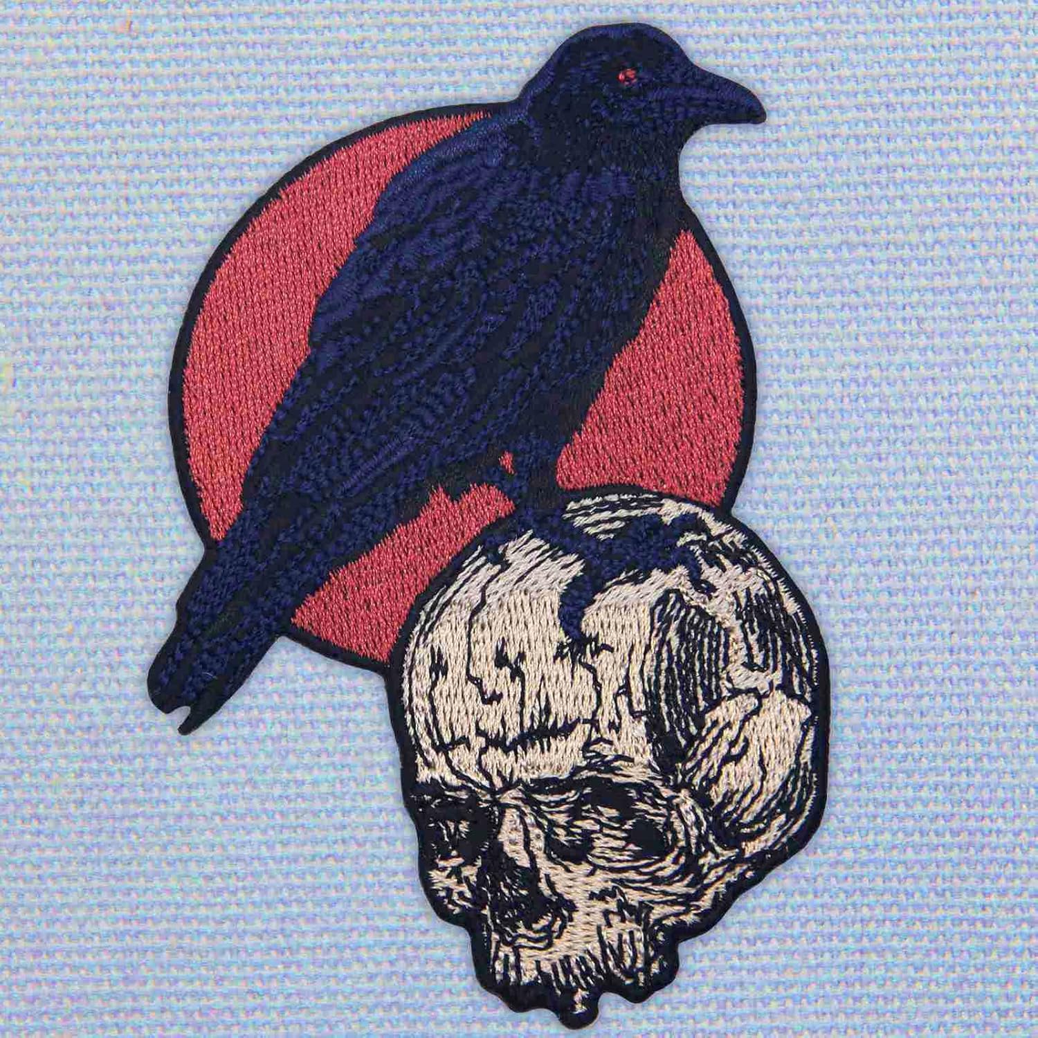 El cuervo en el cráneo parche bordado aplique insignia para planchar en el emblema