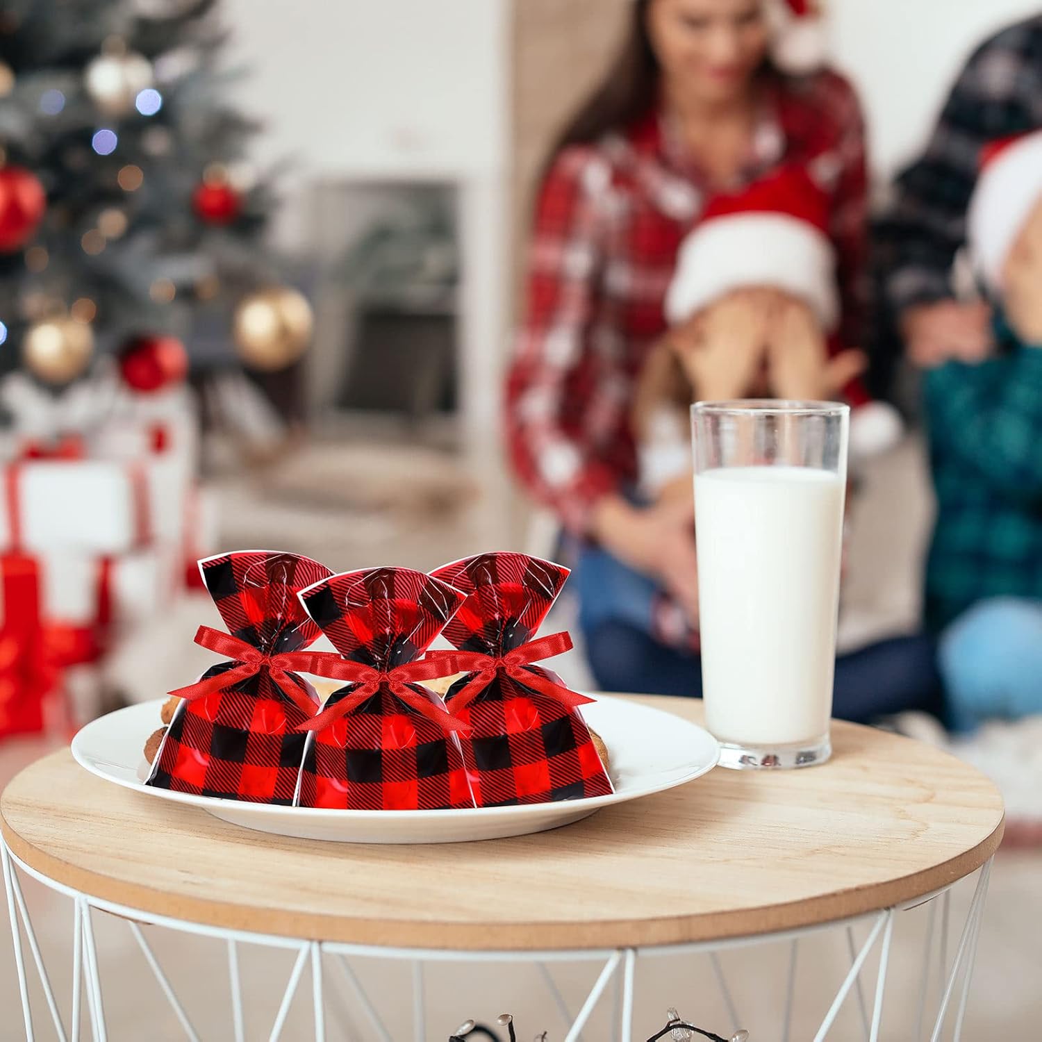 Whaline 120 bolsas de celofán de Navidad de búfalo rojo y negro, bolsas de dulces clásicas a cuadros con cinta de 50 yardas para suministros de