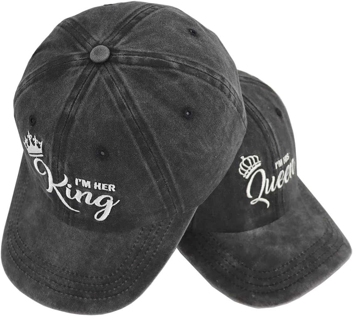 2 gorras con texto en inglés “I I’m Her King and I’m His Queen” para hombres y mujeres, ajustable de algodón lavado a juego para bodas, parejas,