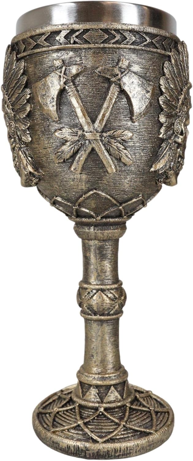 Ebros Gift Cráneo jefe tribal indio nativo americano con tocado de cucaracha y doble hacha cruzada copa de vino copa de vidrio de cáliz Osario