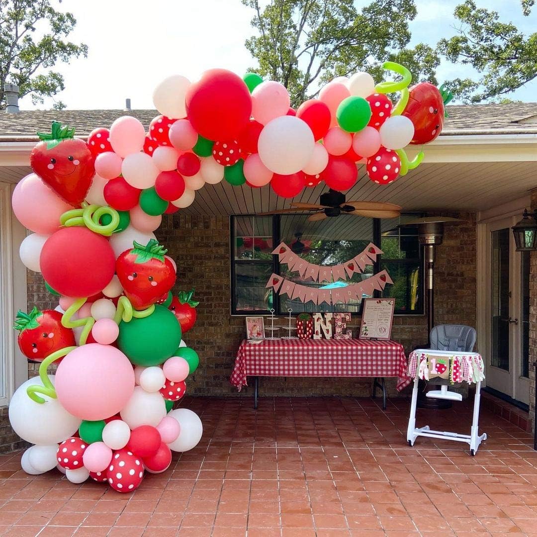 QICIG – Juego de guirnalda de globos de decoración de fiesta de fresa, suministros de fiesta de cumpleaños para niñas, globo de látex de aluminio