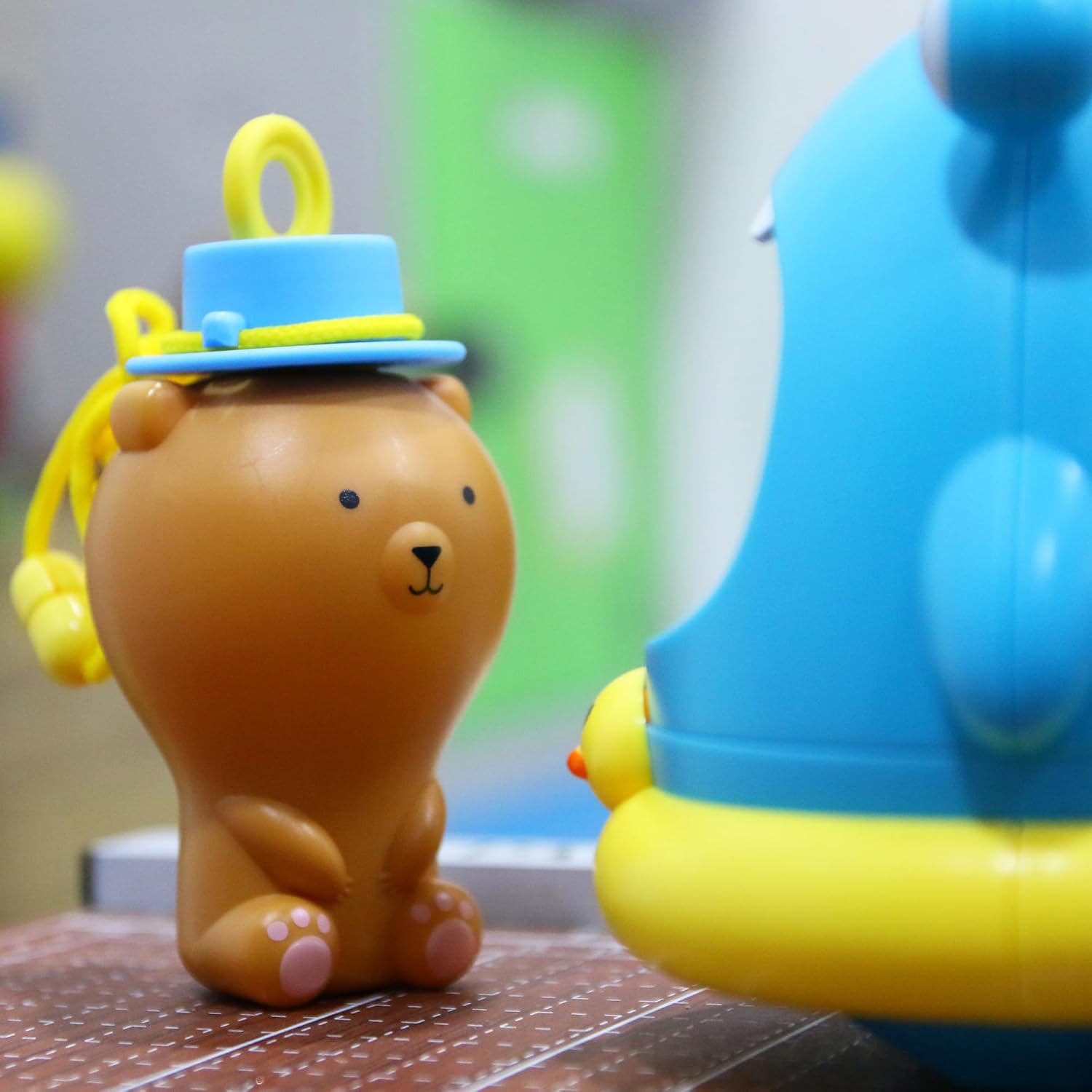 UNCLE BUBBLE Divertidos amigos antiderrames, más juego, menos desorden  Resistente a derrames  Incluye oso encantador, solución de burbujas y 2