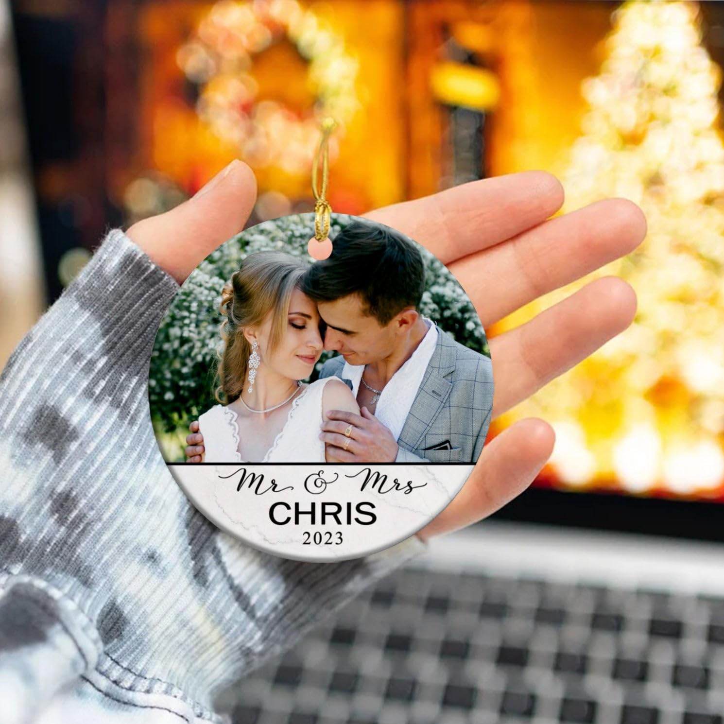 Adorno de cerámica personalizable con texto en inglés Our First Christmas Together As Mr and Mrs 2023, adorno personalizado para parejas recién