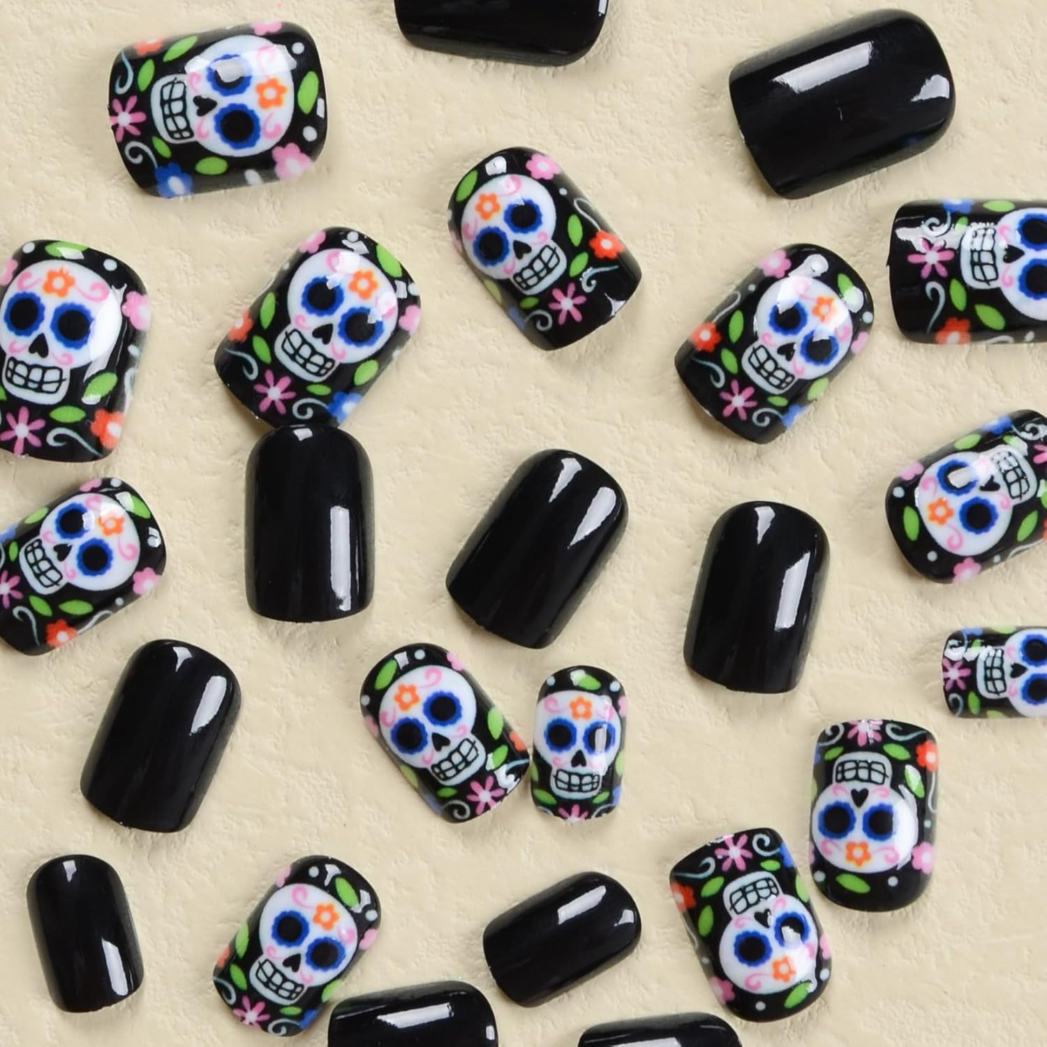 Uñas postizas a presión de Halloween, cortas ovaladas, con bonito diseño de calavera, uñas con pegamento, color negro brillante, cobertura completa,