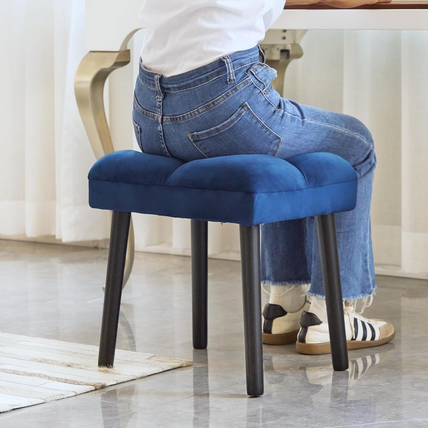 HOUCHICS Taburete otomano suave azul, taburete cuadrado de maquillaje con patas de madera, pequeña silla otomana para tocador, asiento acolchado