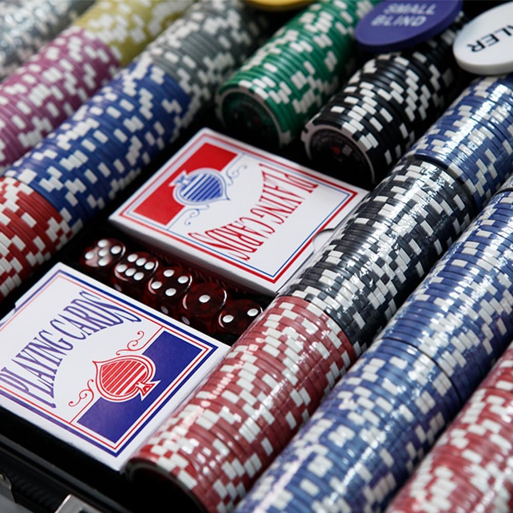 THUNDERBAY Juego de 500 fichas de póquer compuesto de arcilla con estuche de aluminio, dos barajas de cartas, distribuidor y botón ciego y 5 dados