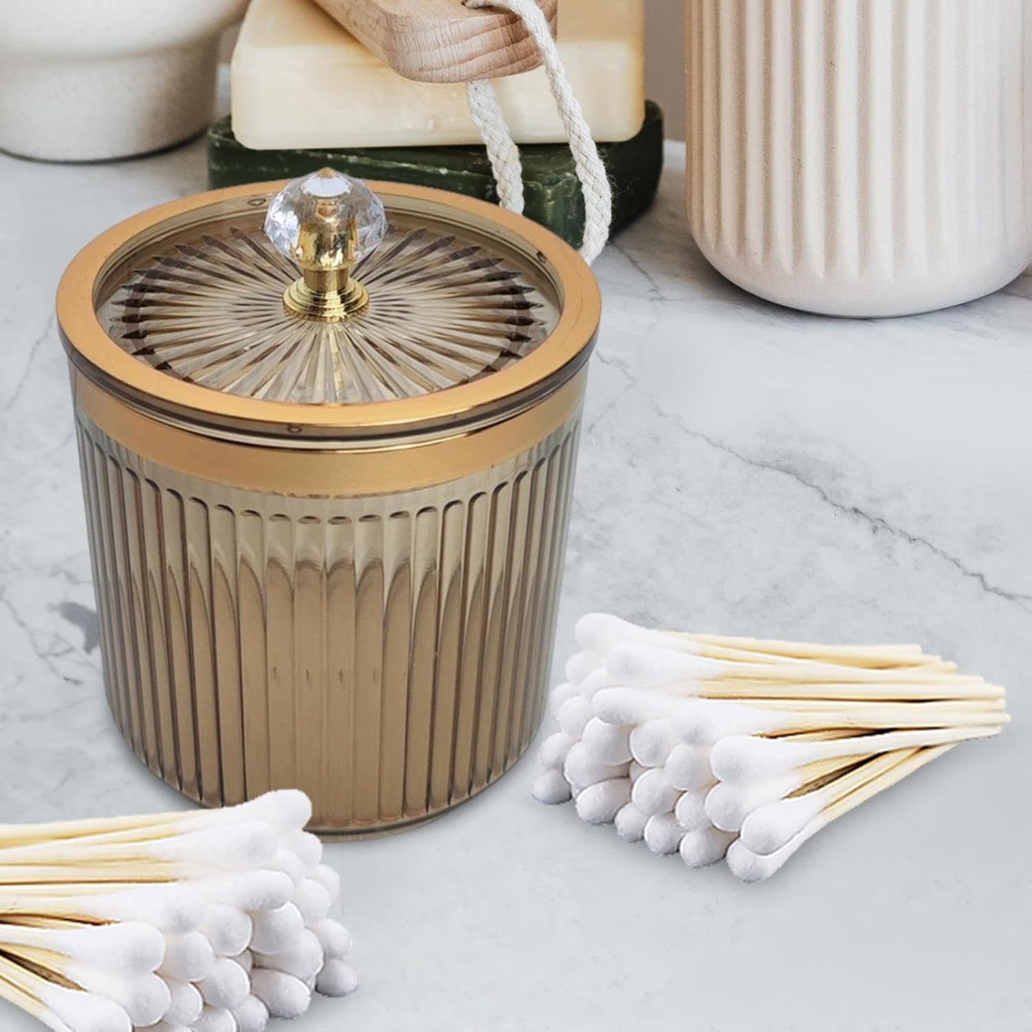 Amagogo Dispensador de hisopos Qtip para baño, recipiente con tapa, a prueba de polvo, almohadillas de maquillaje para encimera, baño, aparador,