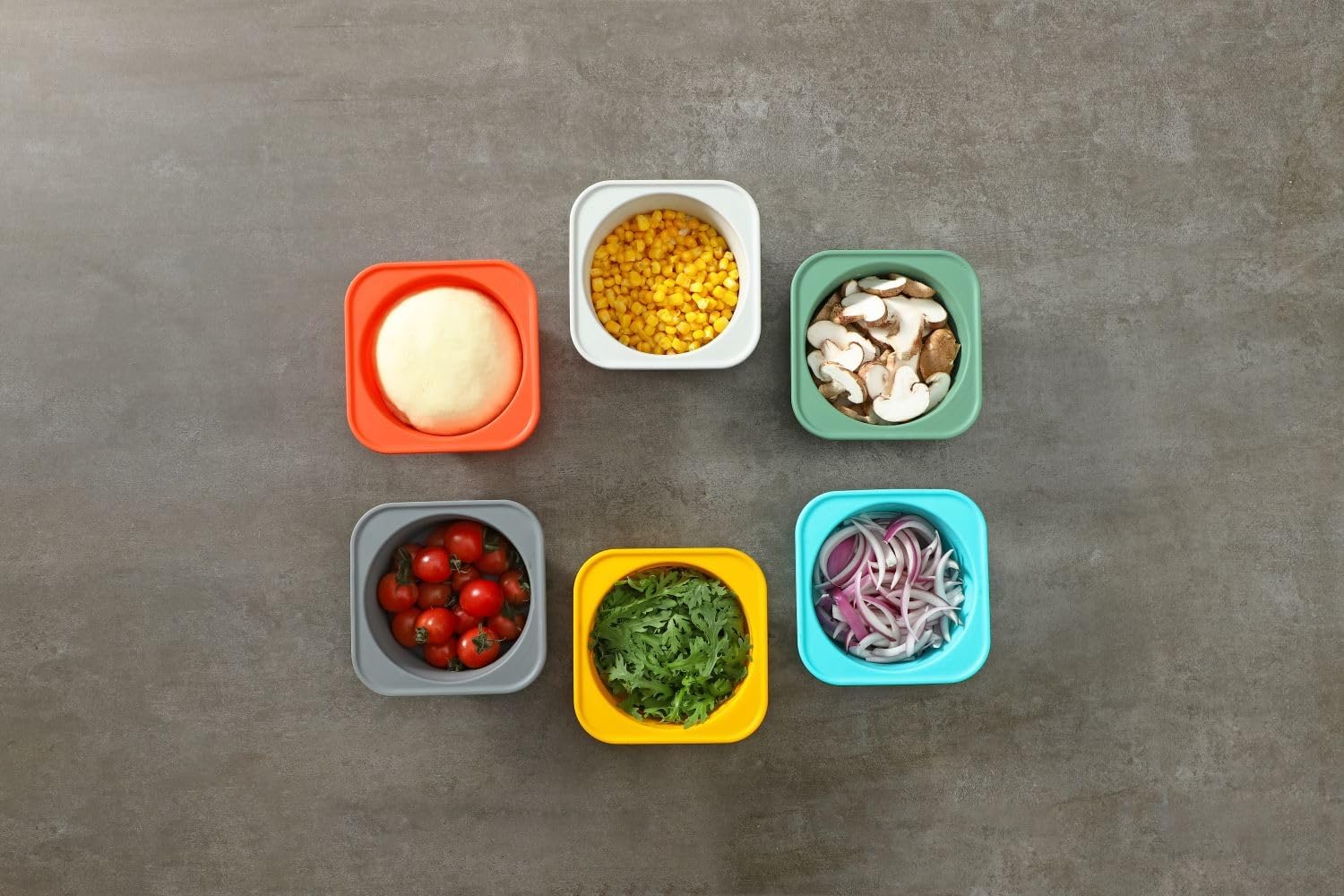 KEVJES Recipientes apilables de silicona para masa de pizza con tapas, porción de 16.9 fl oz, paquete de 6 (1 amarillo+1 verde+1 azul+1 gris+1 gris