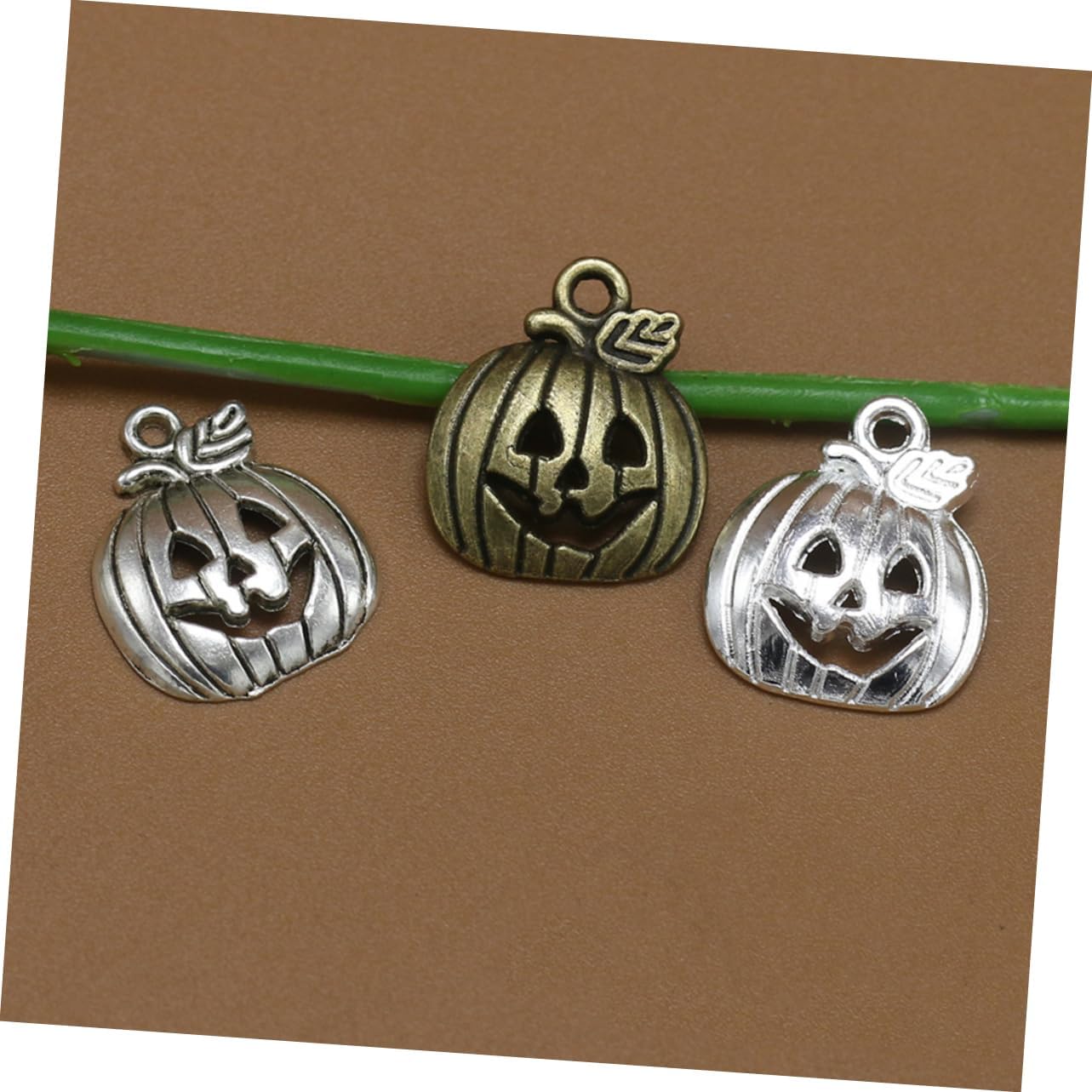VILLCASE 100 dijes de bruja de Acción de Gracias, dijes de calabaza para collares, decoración retro, collar de bruja, aretes de Halloween, pulsera,