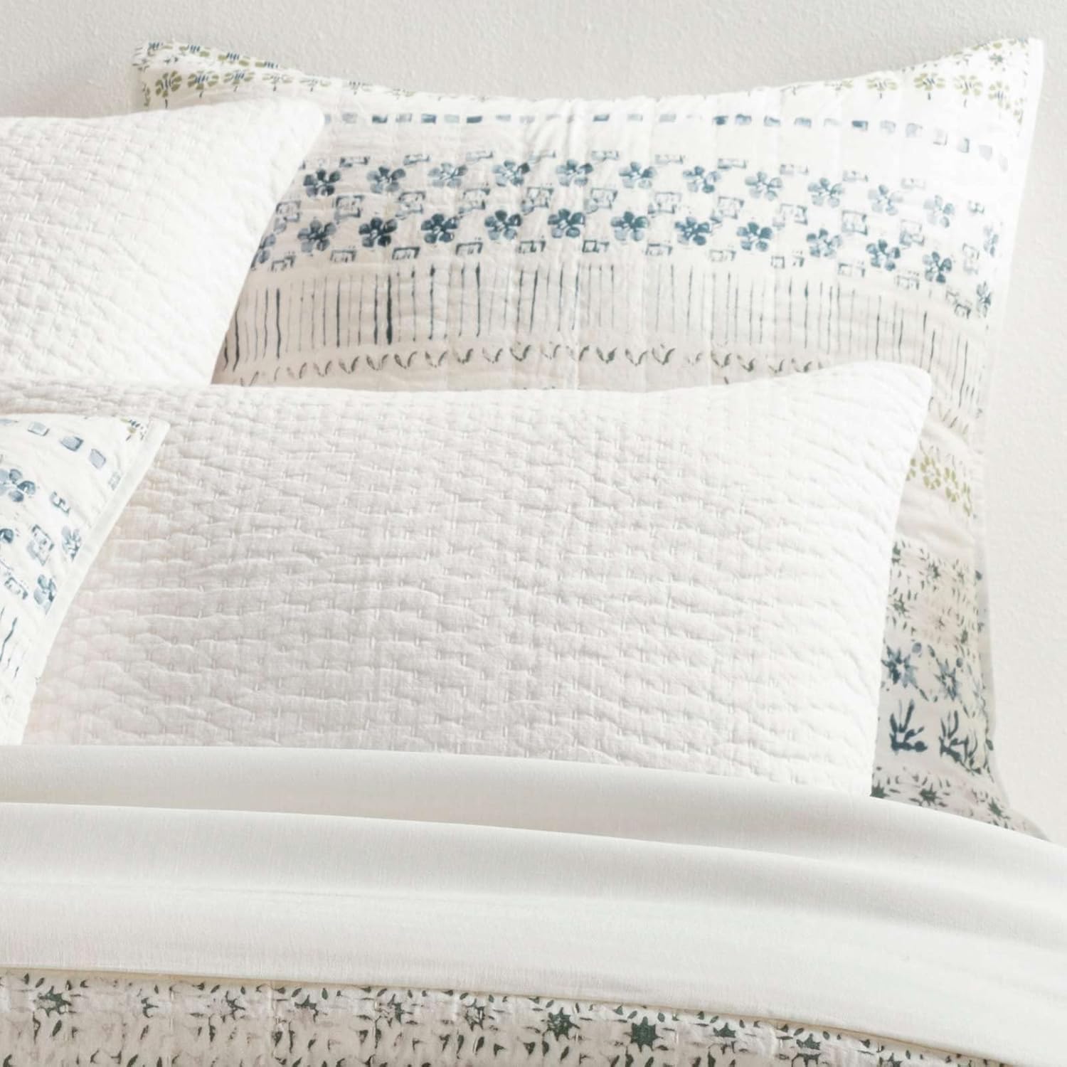 Pine Cone Hill Hawthorn – Funda de almohada neutra, tamaño europeo, patrón floral marfilgris