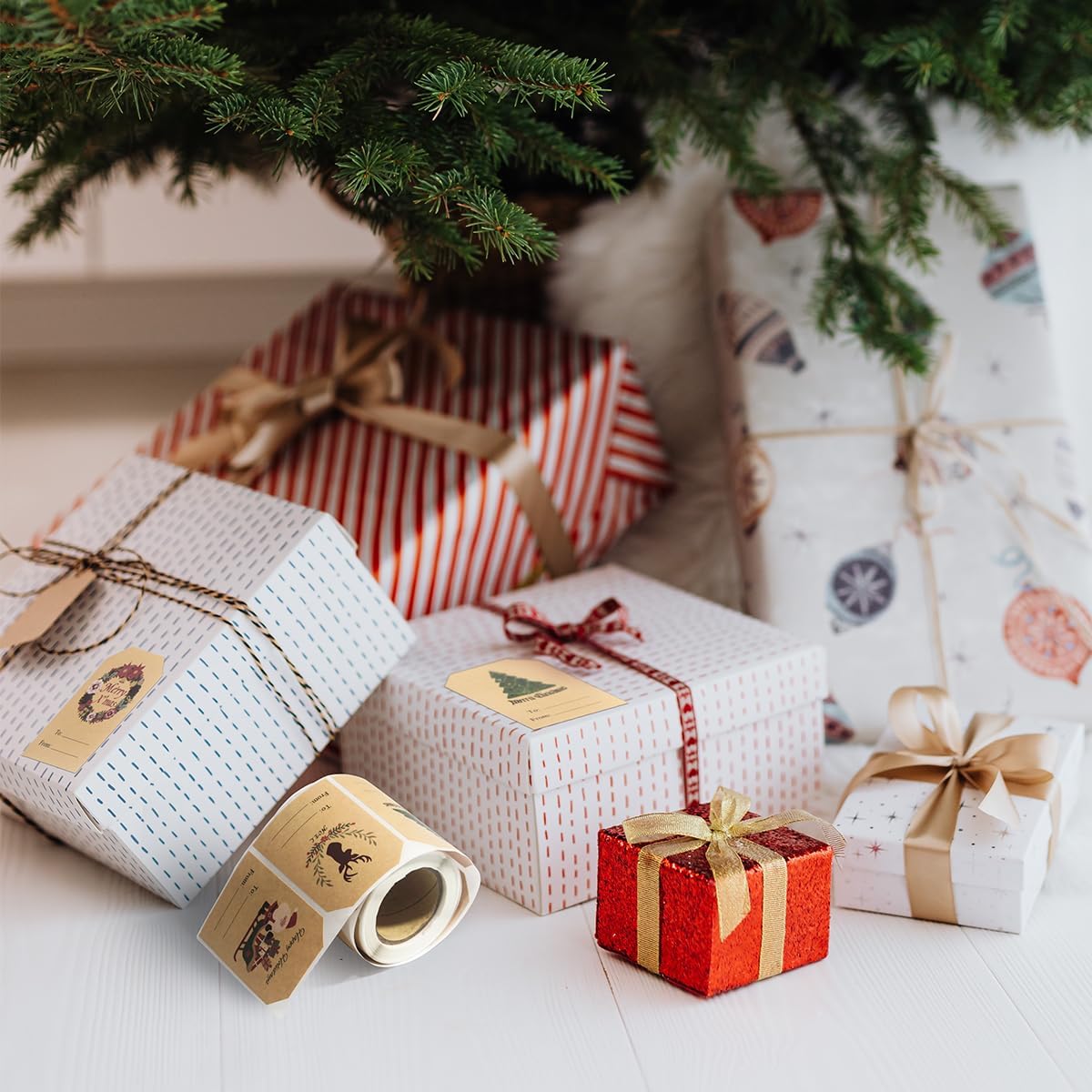 Etiquetas de regalo de Navidad para envolver desde calcomanías, 200 etiquetas de regalo autoadhesivas de papel kraft para regalos de Papá Noel,