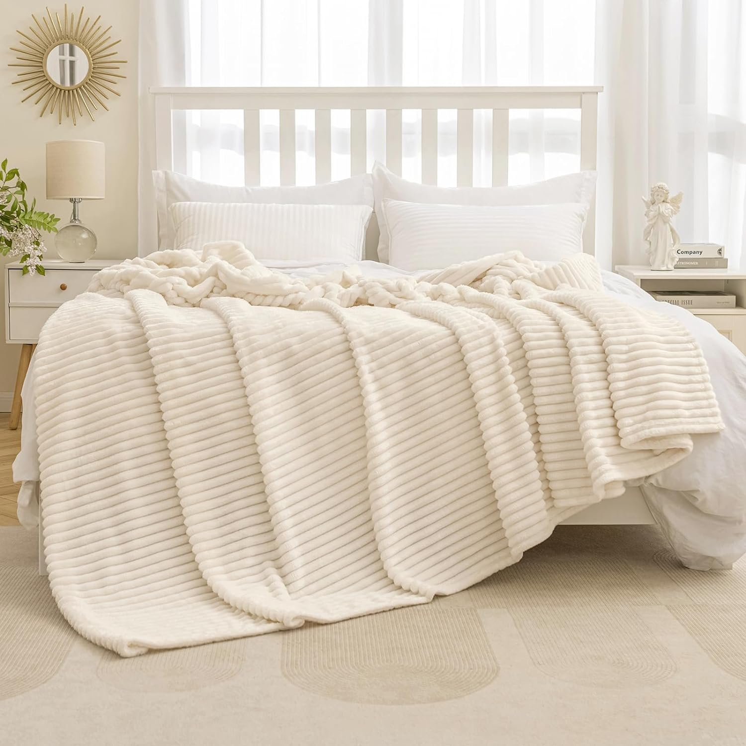 MIULEE Manta de forro polar tamaño Queen de 90 x 90 pulgadas, 300 GSM, súper suave, ligera, manta de felpa a rayas, color blanco crema, cálida,