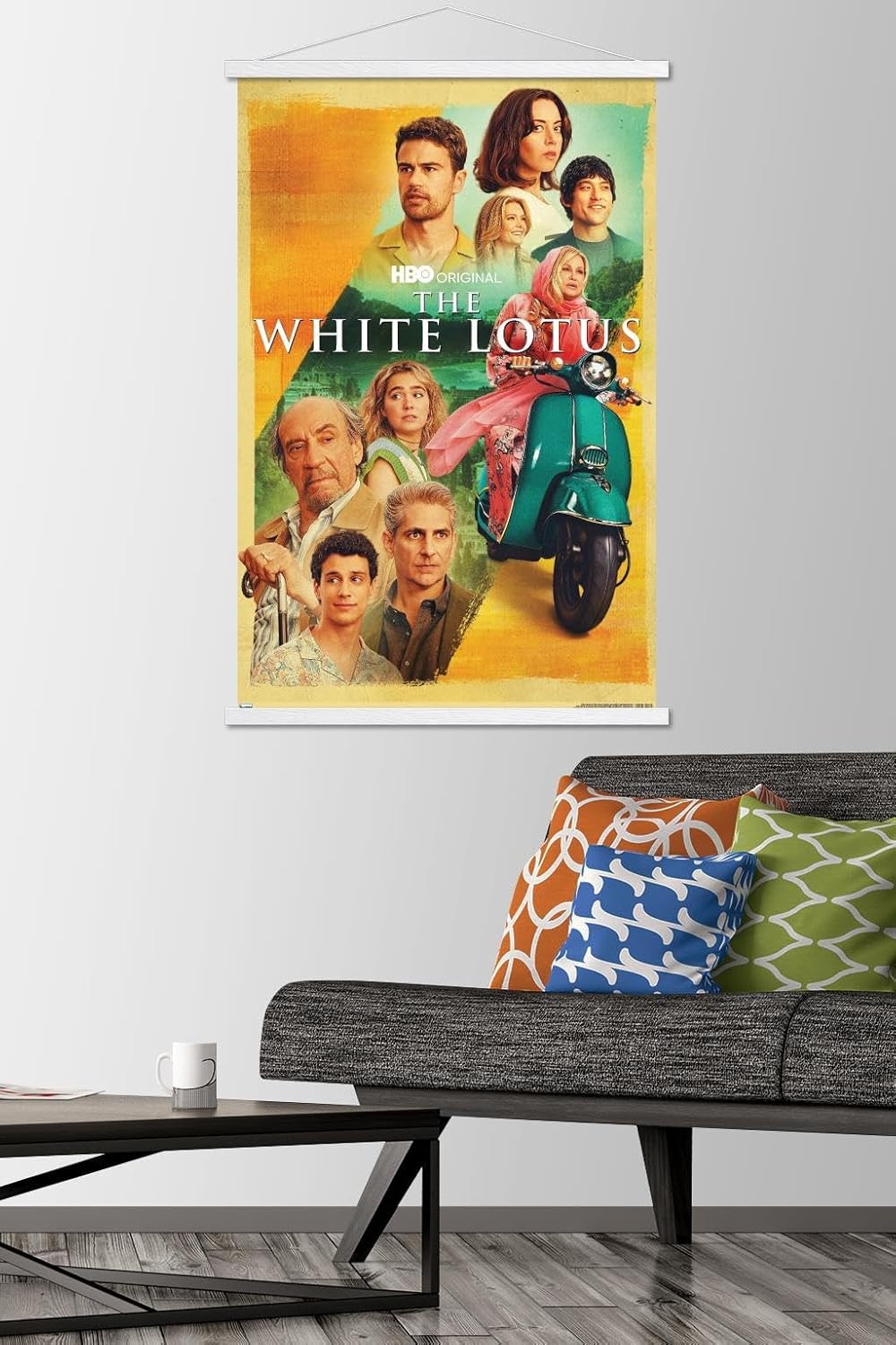 Trends International The White Lotus – Póster de pared de una hoja, 22.37 x 34.00 pulgadas, paquete de impresión premium y colgador blanco