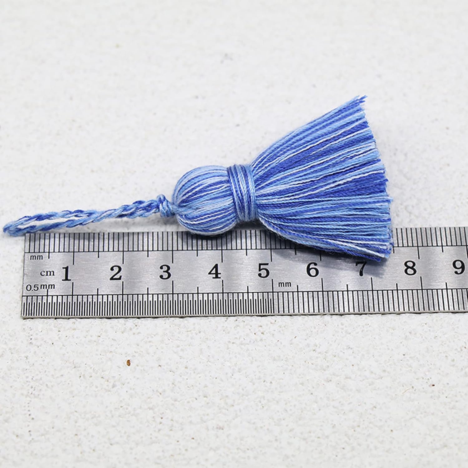 amokk Borlas pequeñas gruesas para marcapáginas con lazo para colgar, lindas borlas para manualidades, fabricación de joyas, 2.9 pulgadas, 24 piezas