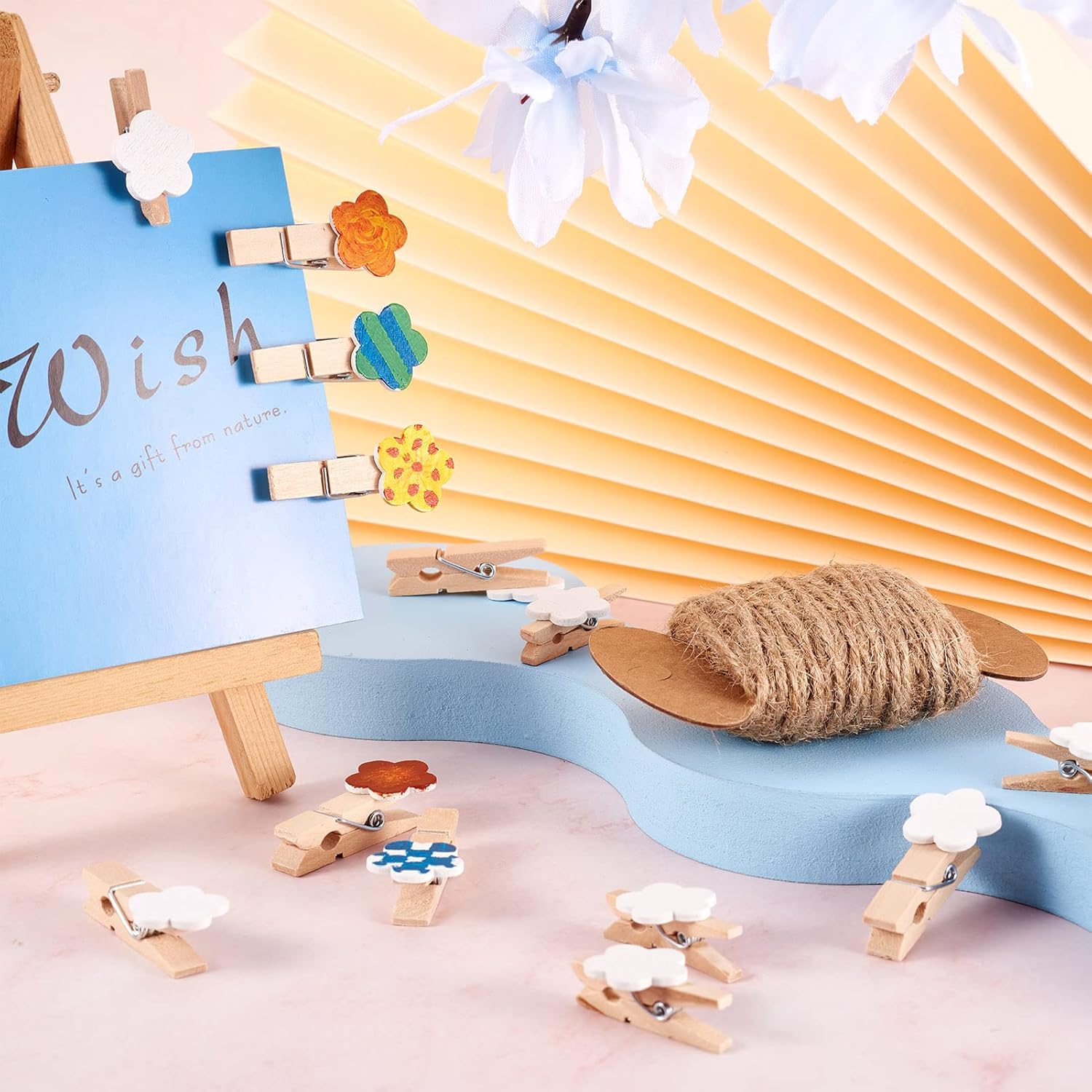 Pandahall – 100 pinzas de flores blancas para papel fotográfico de madera, clips de injerto con cordel de yute natural de 10.93 yardas para