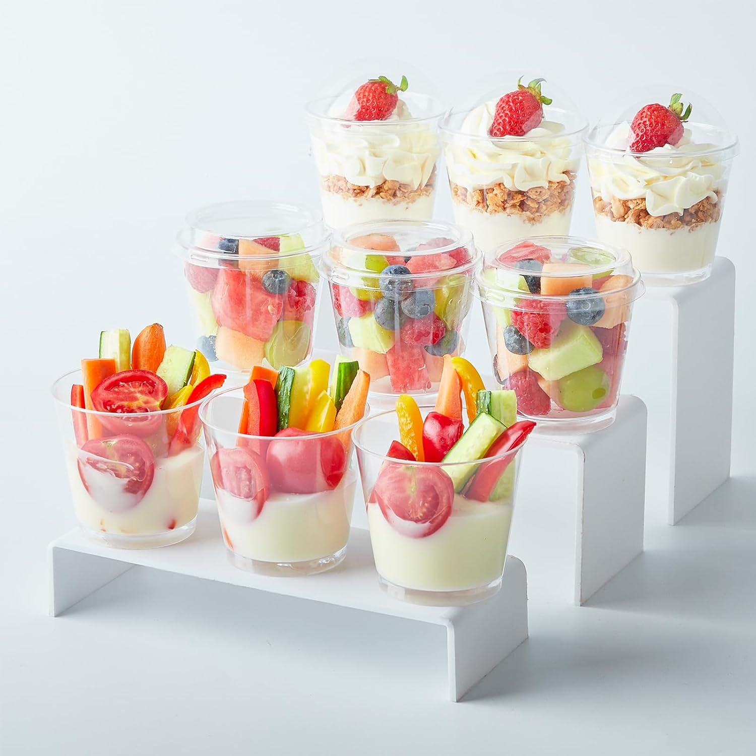 Qeirudu Paquete de 50 vasos de plástico de 6 onzas con tapas para postres, mini tazas de postre con cucharas, tazas redondas para servir yogur,