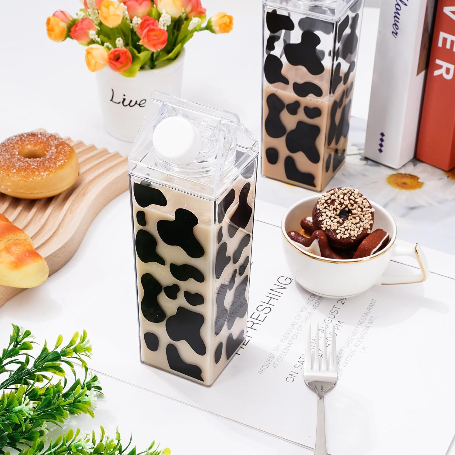 Whaline Paquete de 2 botellas de agua de cartón de leche con estampado de vaca, botellas de leche de plástico transparente de 17 onzas, botella de