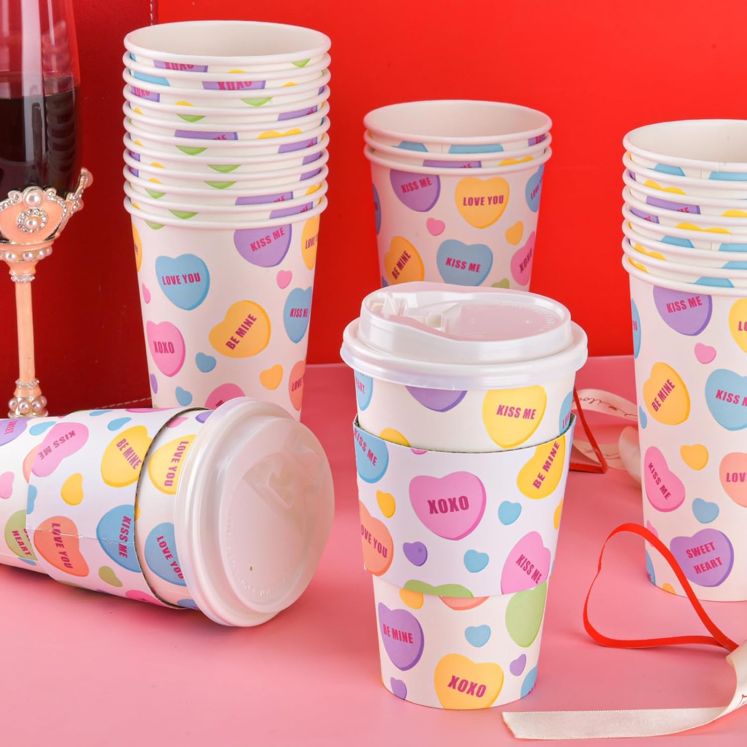 Paquete de 48 tazas de café desechables para el día de San Valentín de 16 onzas con tapas y fundas para conversación con corazones para llevar,