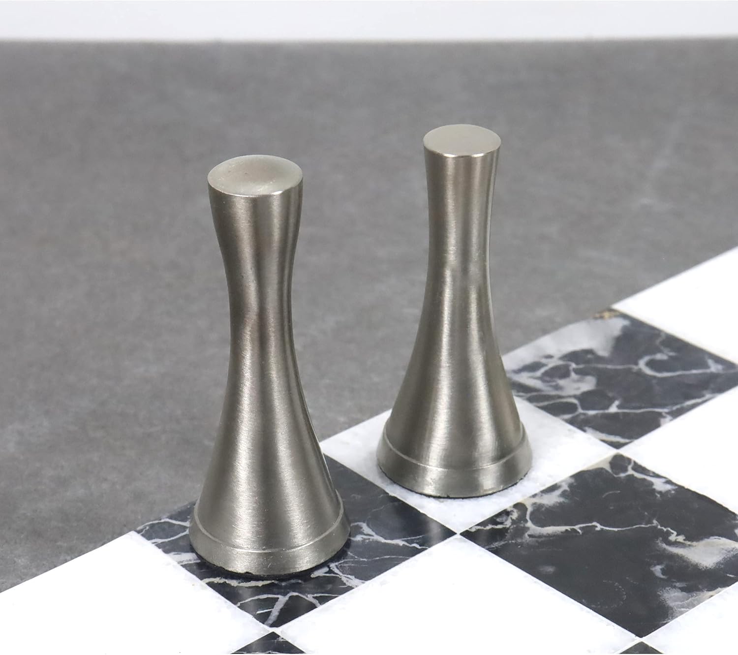 Royal Chess Mall – Juego de piezas de ajedrez de lujo de metal de latón de la serie Tower de 3.1″ – Plata y antiguo