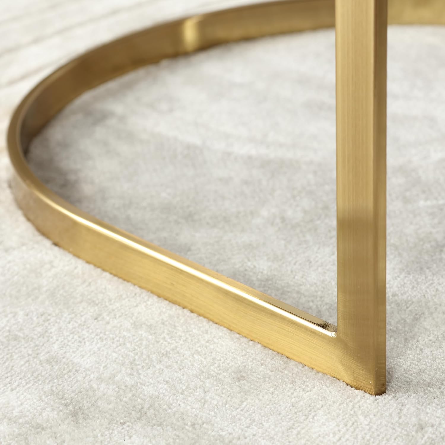 LZAREAL Juego de 2 sillas de comedor tapizadas cómodas con brazos, sillas de comedor modernas de mediados de siglo con patas de metal dorado para