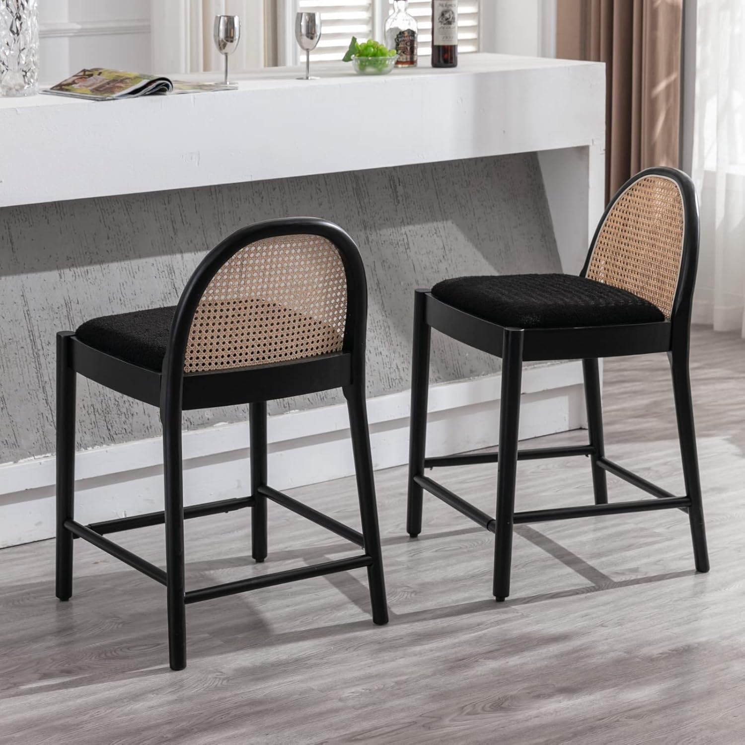 LukeAlon Juego de 2 taburetes de bar modernos de sherpa, de 26 pulgadas de altura de asiento, con patas de madera, caña de ratán natural, sillas de