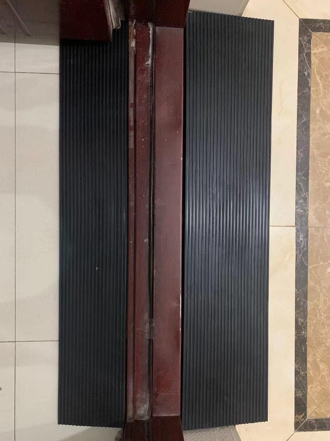 Cashoner Rampa de umbral de goma sólida de 0.6 pulgadas, 5.5 pulgadas de ancho, rampa antideslizante para sillas de ruedas para puertas de baño,