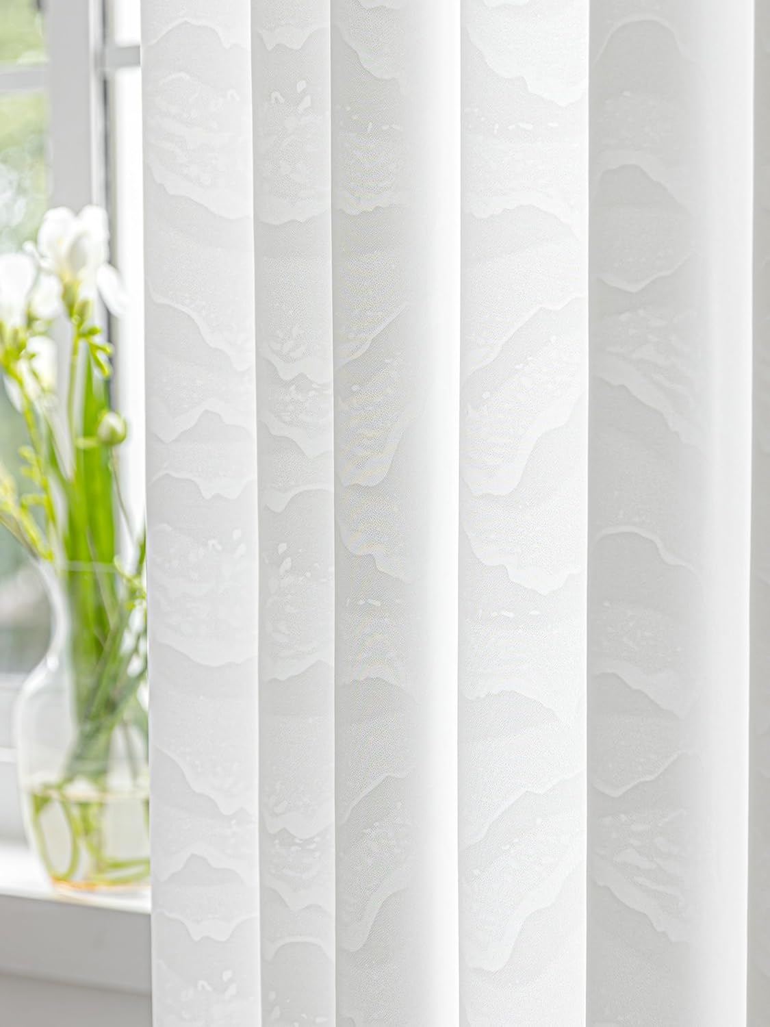 Avigers Cortinas traslúcidas con patrón de nube blanca para sala de estar de 84 pulgadas de largo, juego de 2 paneles de 2 paneles con ojales en la
