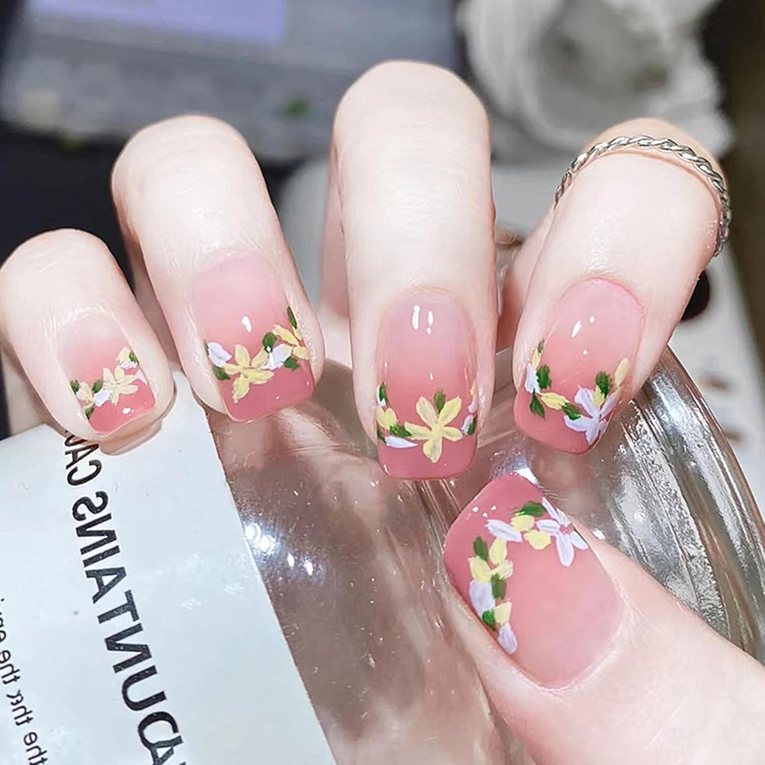 Uñas postizas cuadradas cortas con diseños de flores simples, uñas postizas de verano, uñas postizas de cobertura completa, acrílicas, nude, uñas