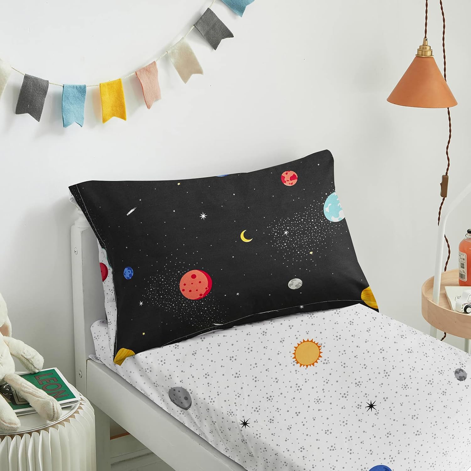 UOZZI BEDDING Juego de ropa de cama de 4 piezas para niños pequeños, estilo espacial negro con estrellas y planetas, color negro, lindo incluye