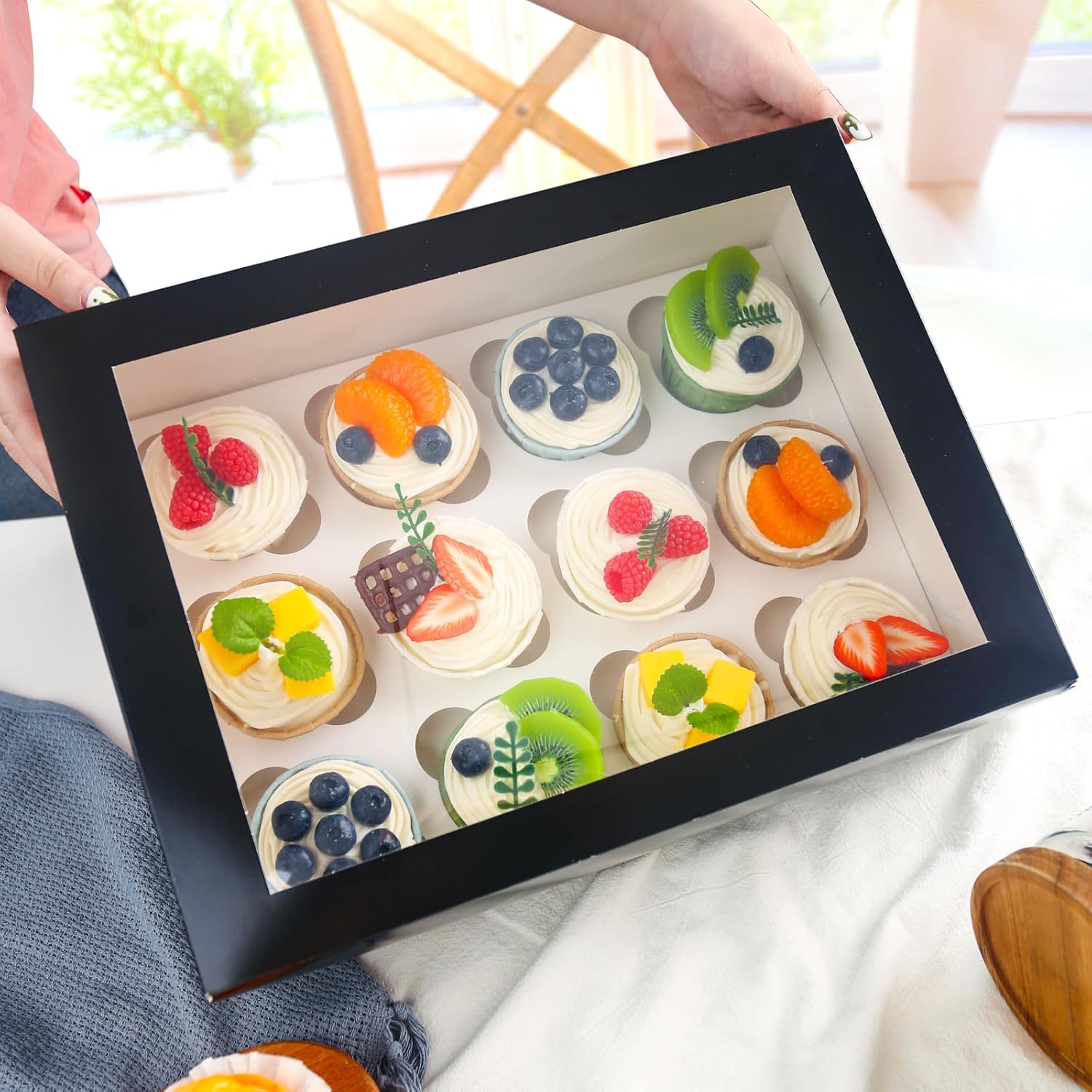 VGOODALL 6 recipientes para cupcakes con ventana, soporte negro para cupcakes con inserto de caja de pastelería, 12 unidades con capacidad para 72