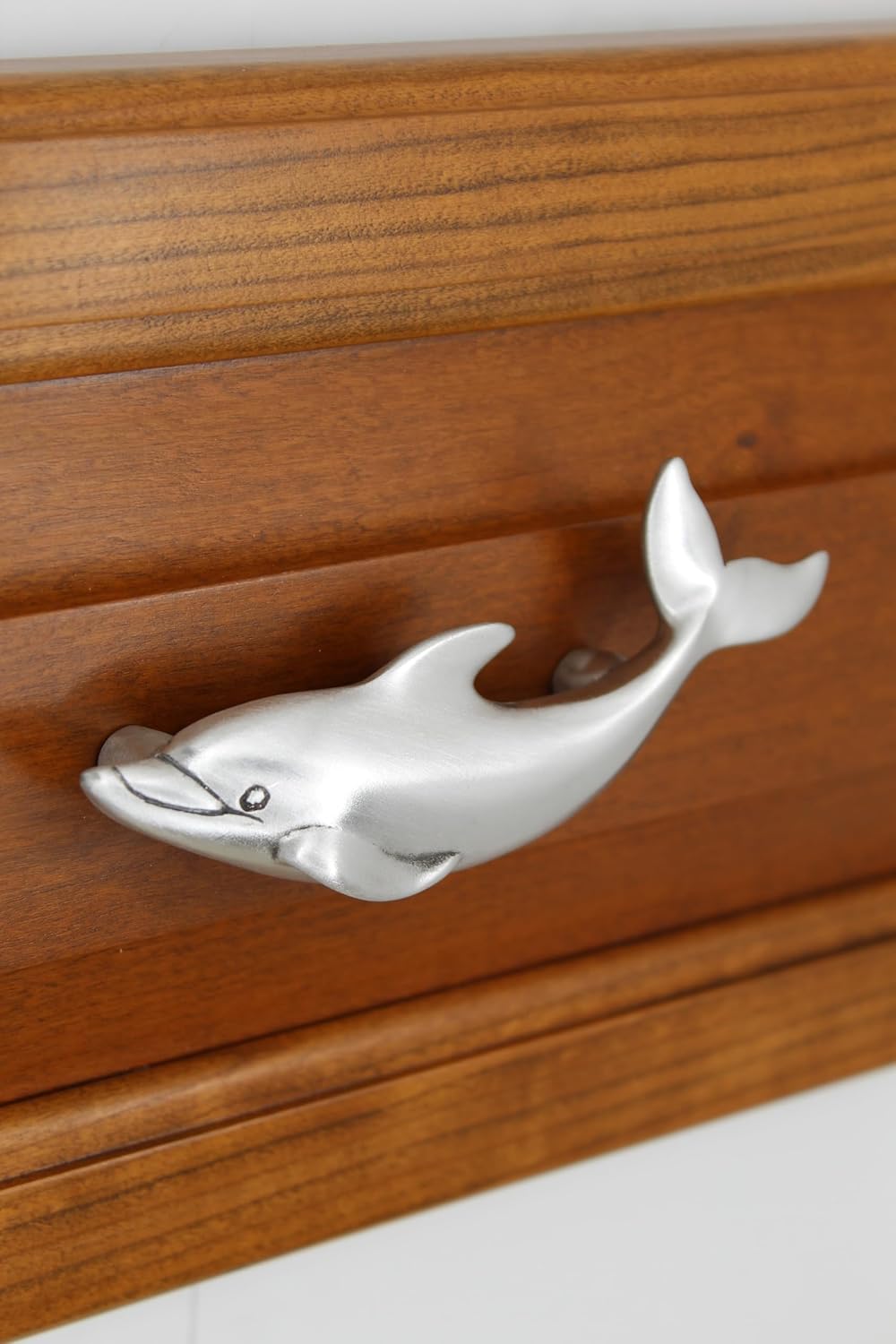 Costello Coastal – Tirador de cajón Dolphin (orientado a la izquierda)  Colección de herrajes de peltre