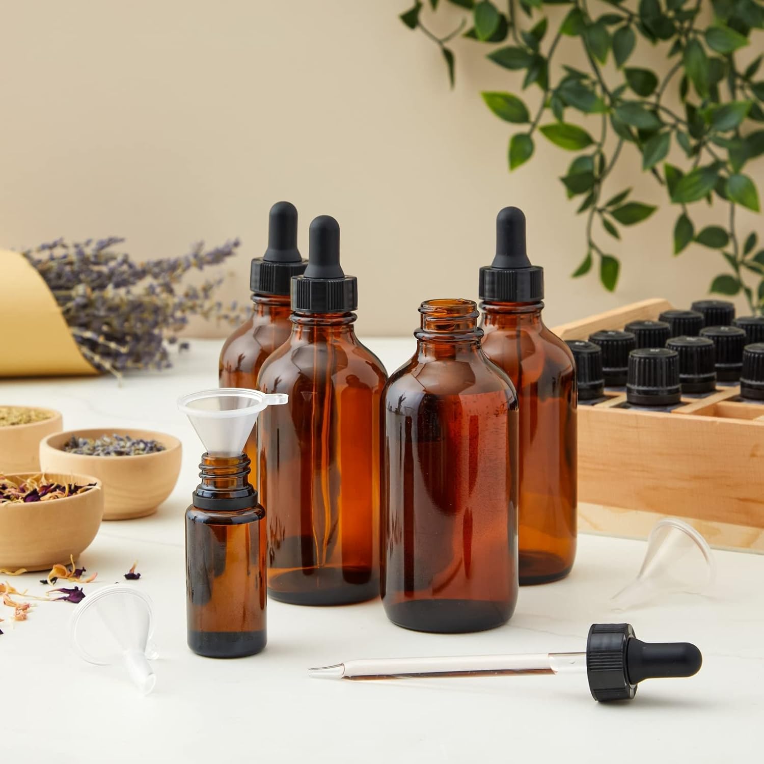 Juvale Paquete de 15 botellas de vidrio ámbar de 4 onzas con dispensador de cuentagotas y 6 embudos para aceites esenciales, viajes, perfumes,