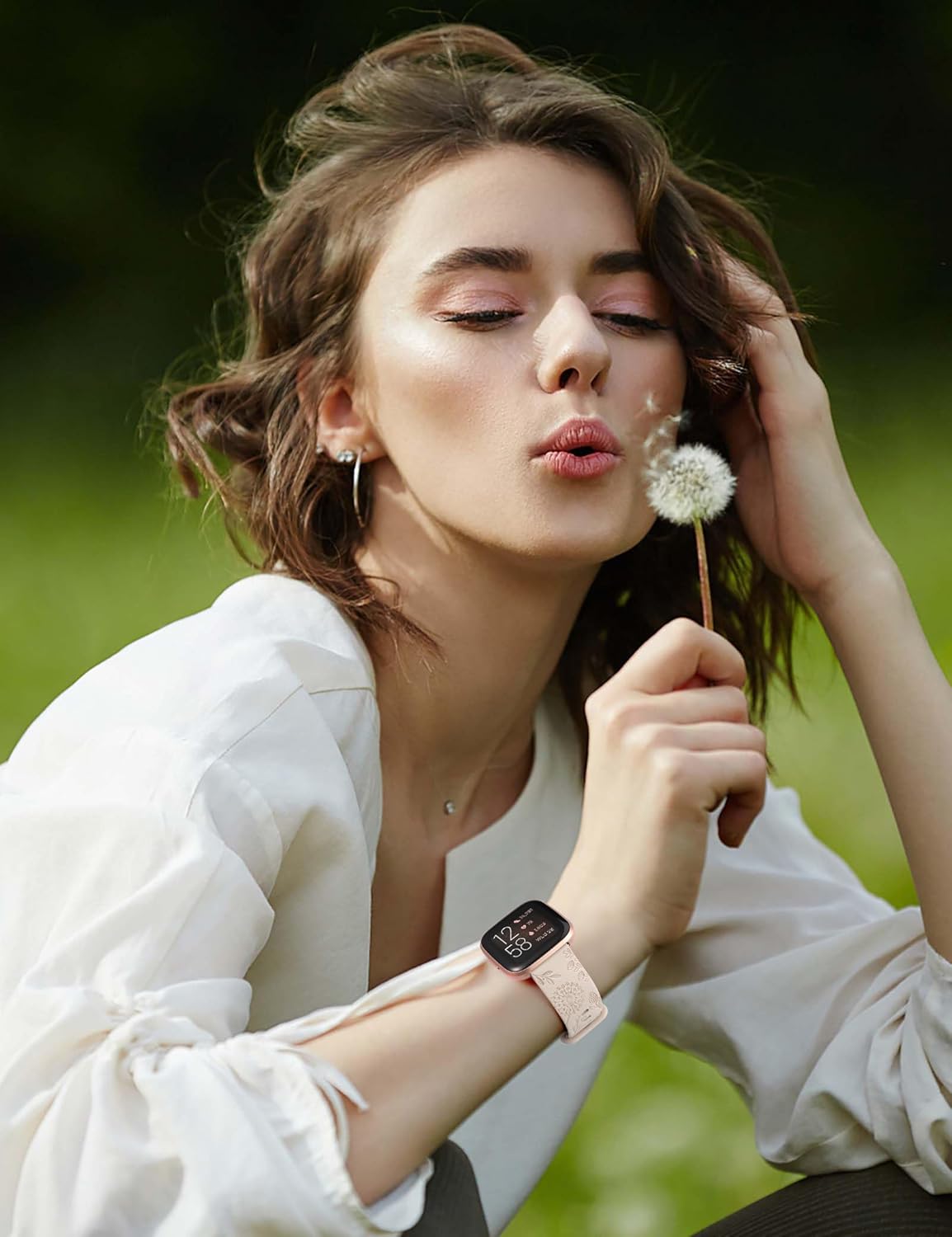 Minyee Paquete de 2 correas grabadas florales compatibles con correas Fitbit Versa 2Fitbit VersaVersa Lite para mujer, bonita correa de silicona