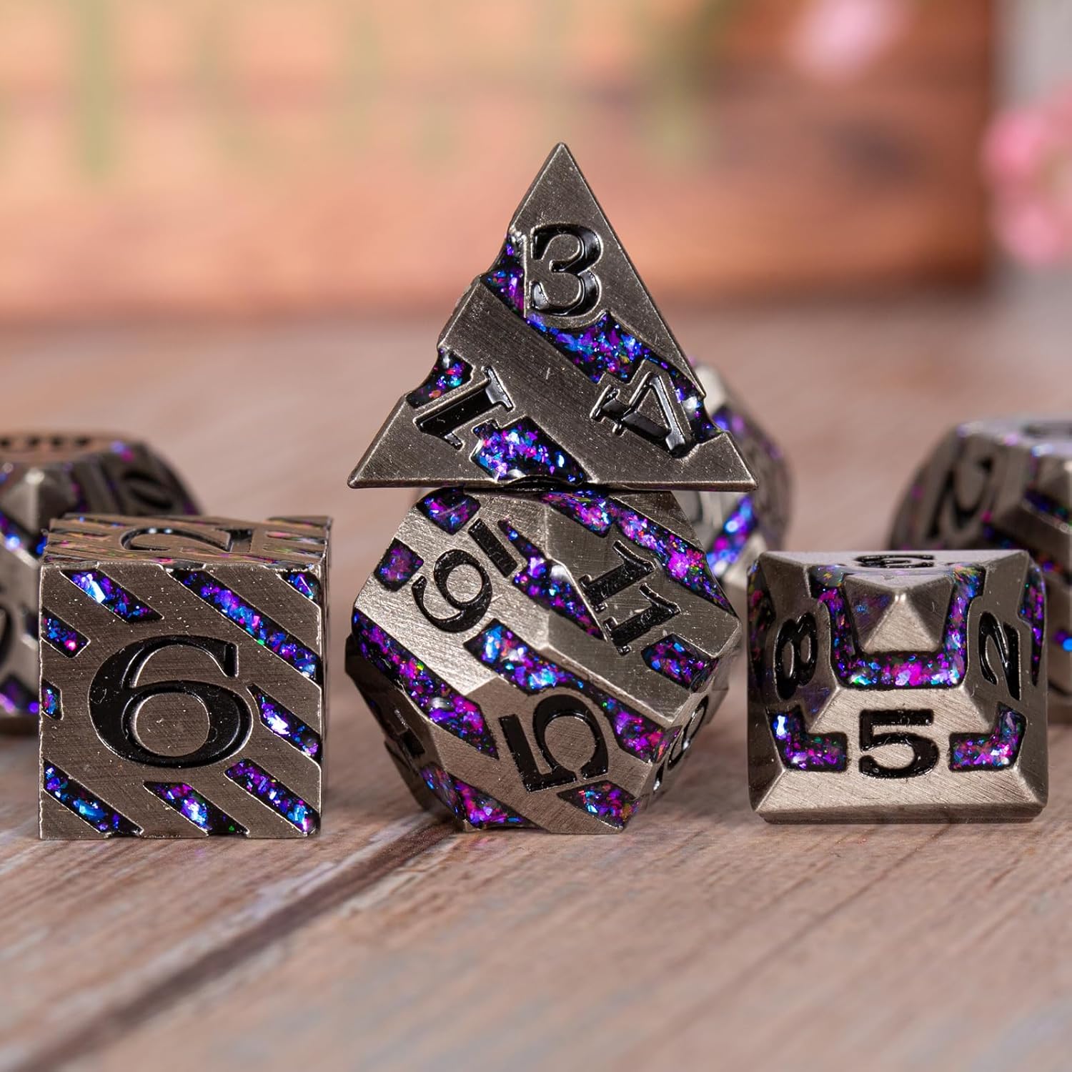 DND – Juego de dados de rayas de metal, 7 piezas de dados poliédricos RPG con estuche de regalo para Calabozos y Dragones (níquel envejecido morado)