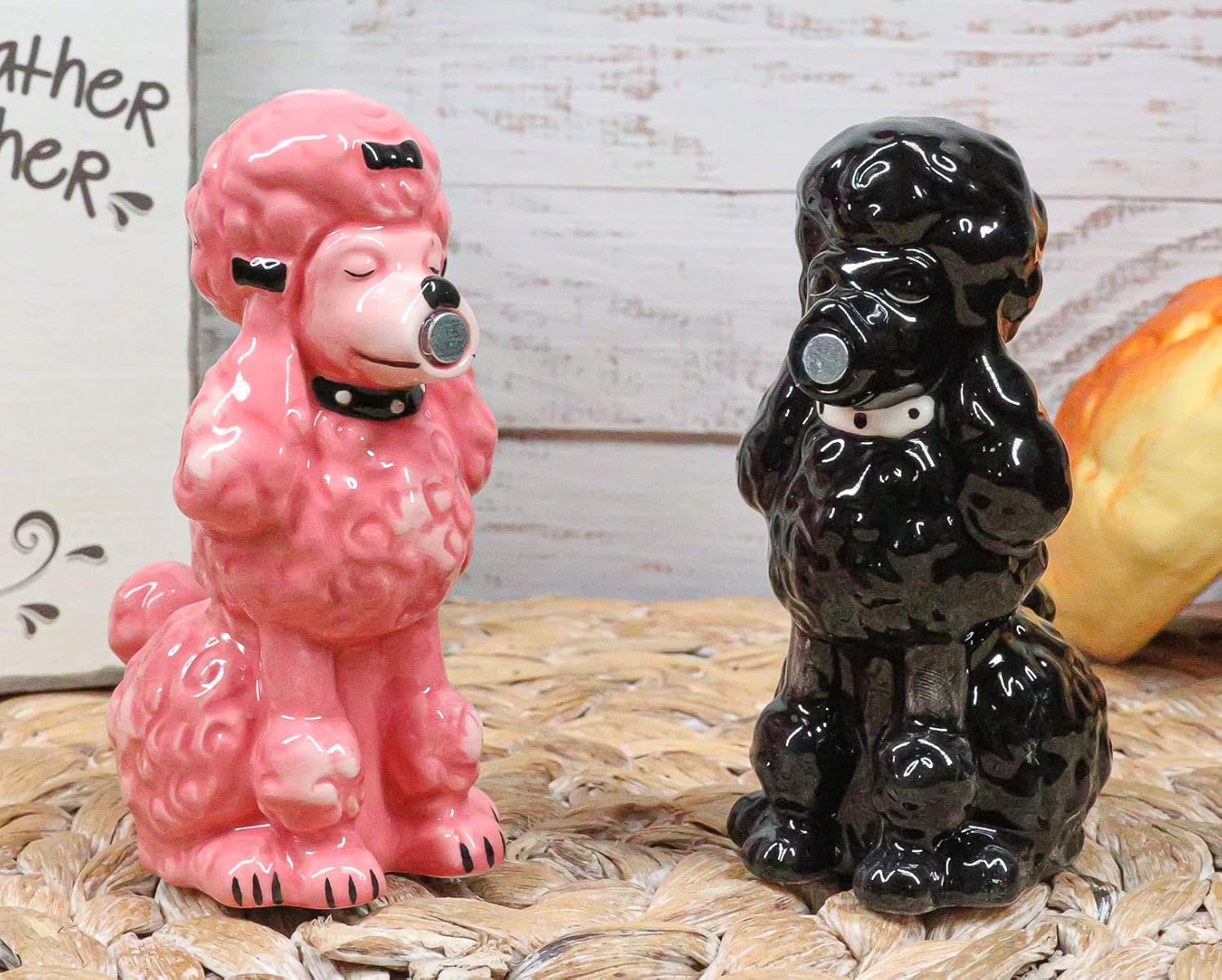 Ebros Gift Chien Canne – Juego de figuras de cerámica para perros de alta moda, color negro y rosa, salero y pimentero, 4 pulgadas de alto, para